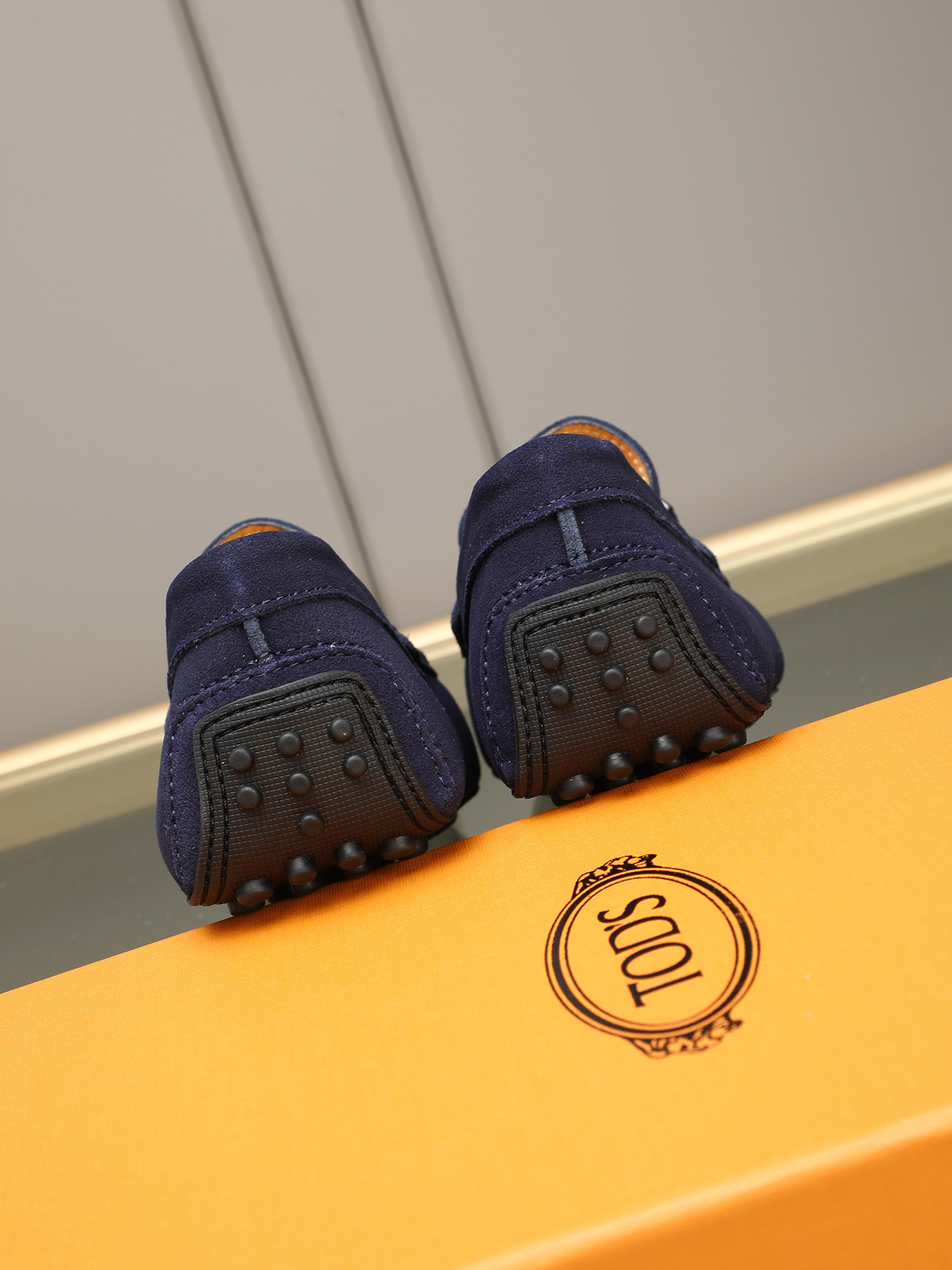 PP280  TOD‘S 高端经典男士豆豆鞋，官网同步，高端品质，顶级版本，原版全套包装
      进口头层小牛皮＋ 水染牛皮内里， 新款配饰扣
        黑色，深灰色，蓝色，咖啡色，铁灰色，白色，军绿色，蛋黄色，红色，浅灰色，杏色
         Size：38-44(45 46定做)现货