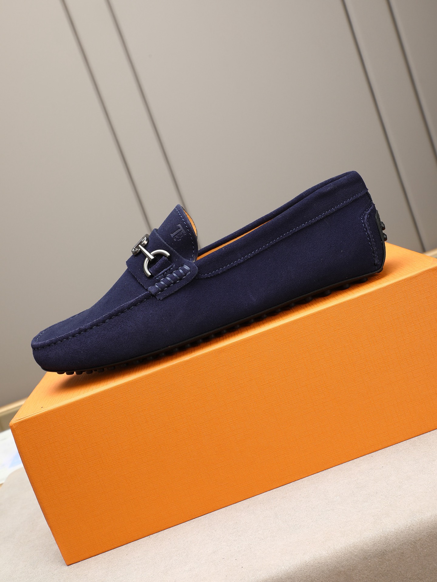 PP280  TOD‘S 高端经典男士豆豆鞋，官网同步，高端品质，顶级版本，原版全套包装
      进口头层小牛皮＋ 水染牛皮内里， 新款配饰扣
        黑色，深灰色，蓝色，咖啡色，铁灰色，白色，军绿色，蛋黄色，红色，浅灰色，杏色
         Size：38-44(45 46定做)现货