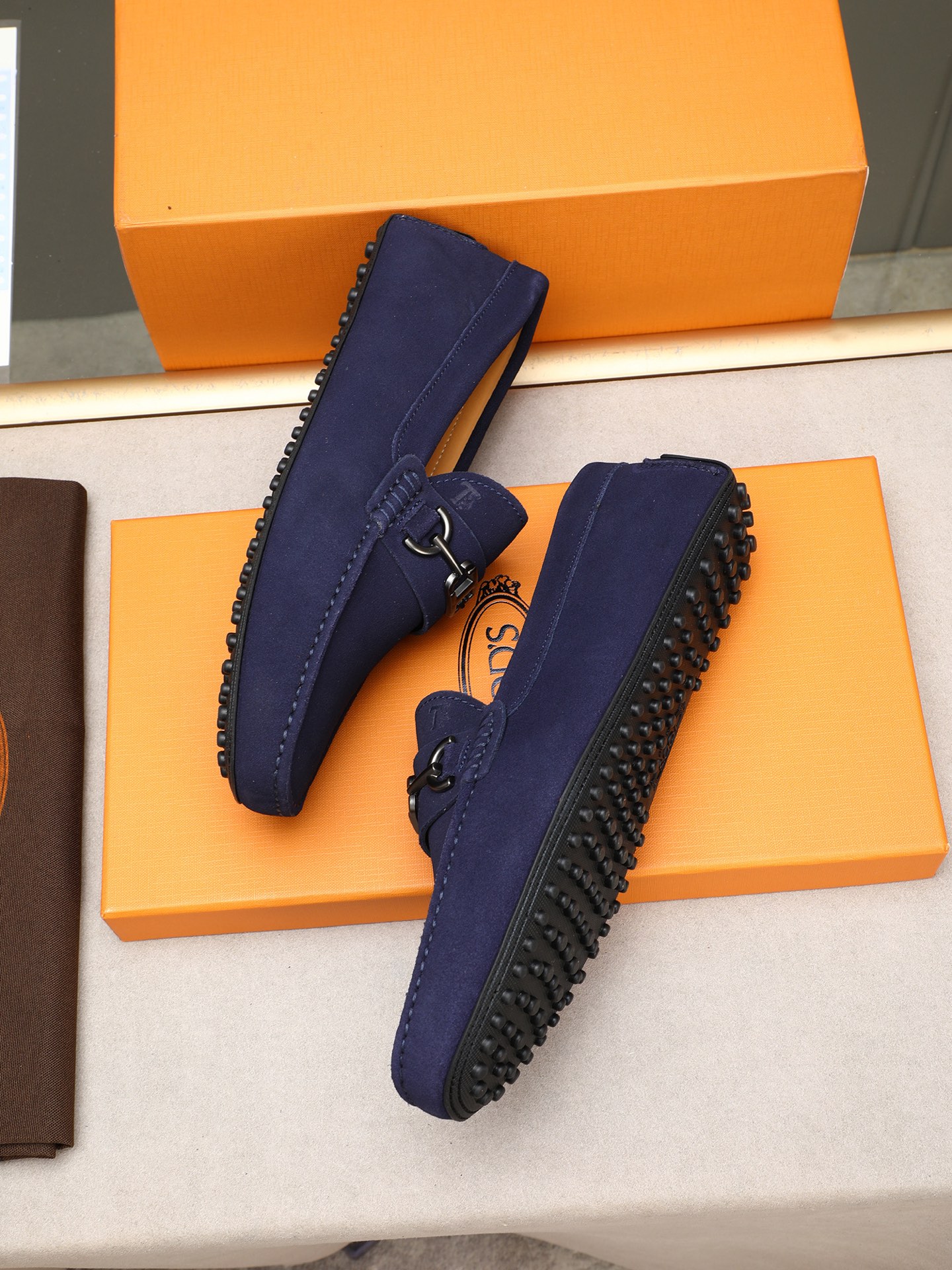 PP280  TOD‘S 高端经典男士豆豆鞋，官网同步，高端品质，顶级版本，原版全套包装
      进口头层小牛皮＋ 水染牛皮内里， 新款配饰扣
        黑色，深灰色，蓝色，咖啡色，铁灰色，白色，军绿色，蛋黄色，红色，浅灰色，杏色
         Size：38-44(45 46定做)现货