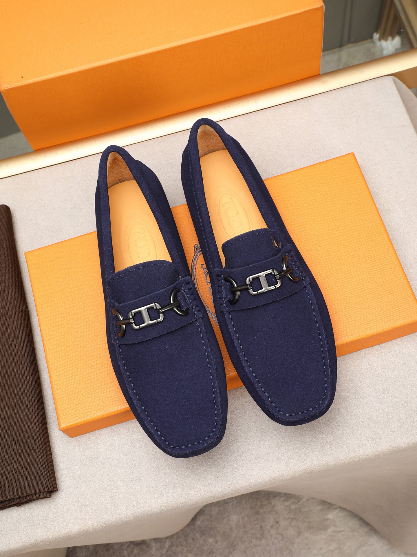 PP280  TOD‘S 高端经典男士豆豆鞋，官网同步，高端品质，顶级版本，原版全套包装
      进口头层小牛皮＋ 水染牛皮内里， 新款配饰扣
        黑色，深灰色，蓝色，咖啡色，铁灰色，白色，军绿色，蛋黄色，红色，浅灰色，杏色
         Size：38-44(45 46定做)现货