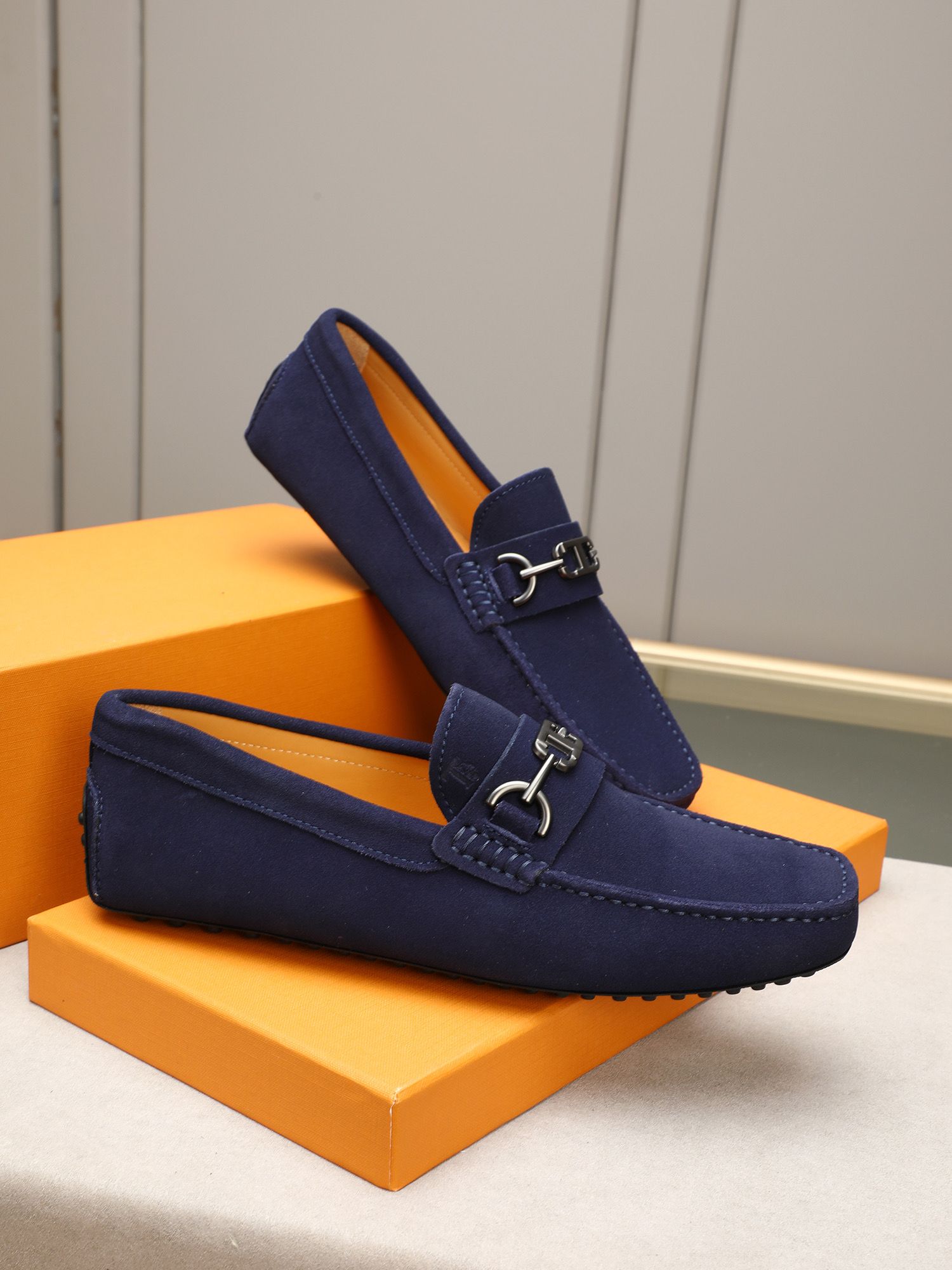 PP280  TOD‘S 高端经典男士豆豆鞋，官网同步，高端品质，顶级版本，原版全套包装
      进口头层小牛皮＋ 水染牛皮内里， 新款配饰扣
        黑色，深灰色，蓝色，咖啡色，铁灰色，白色，军绿色，蛋黄色，红色，浅灰色，杏色
         Size：38-44(45 46定做)现货