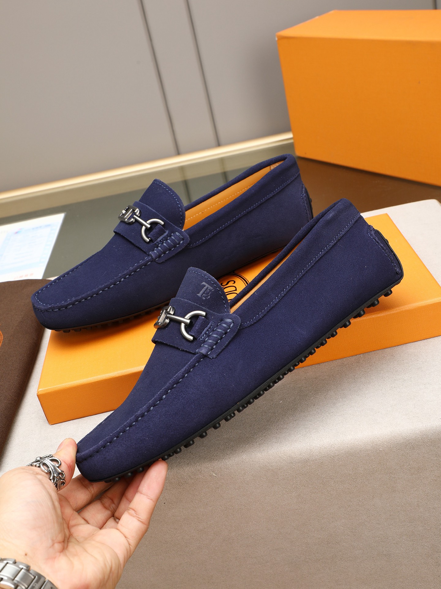 PP280  TOD‘S 高端经典男士豆豆鞋，官网同步，高端品质，顶级版本，原版全套包装
      进口头层小牛皮＋ 水染牛皮内里， 新款配饰扣
        黑色，深灰色，蓝色，咖啡色，铁灰色，白色，军绿色，蛋黄色，红色，浅灰色，杏色
         Size：38-44(45 46定做)现货