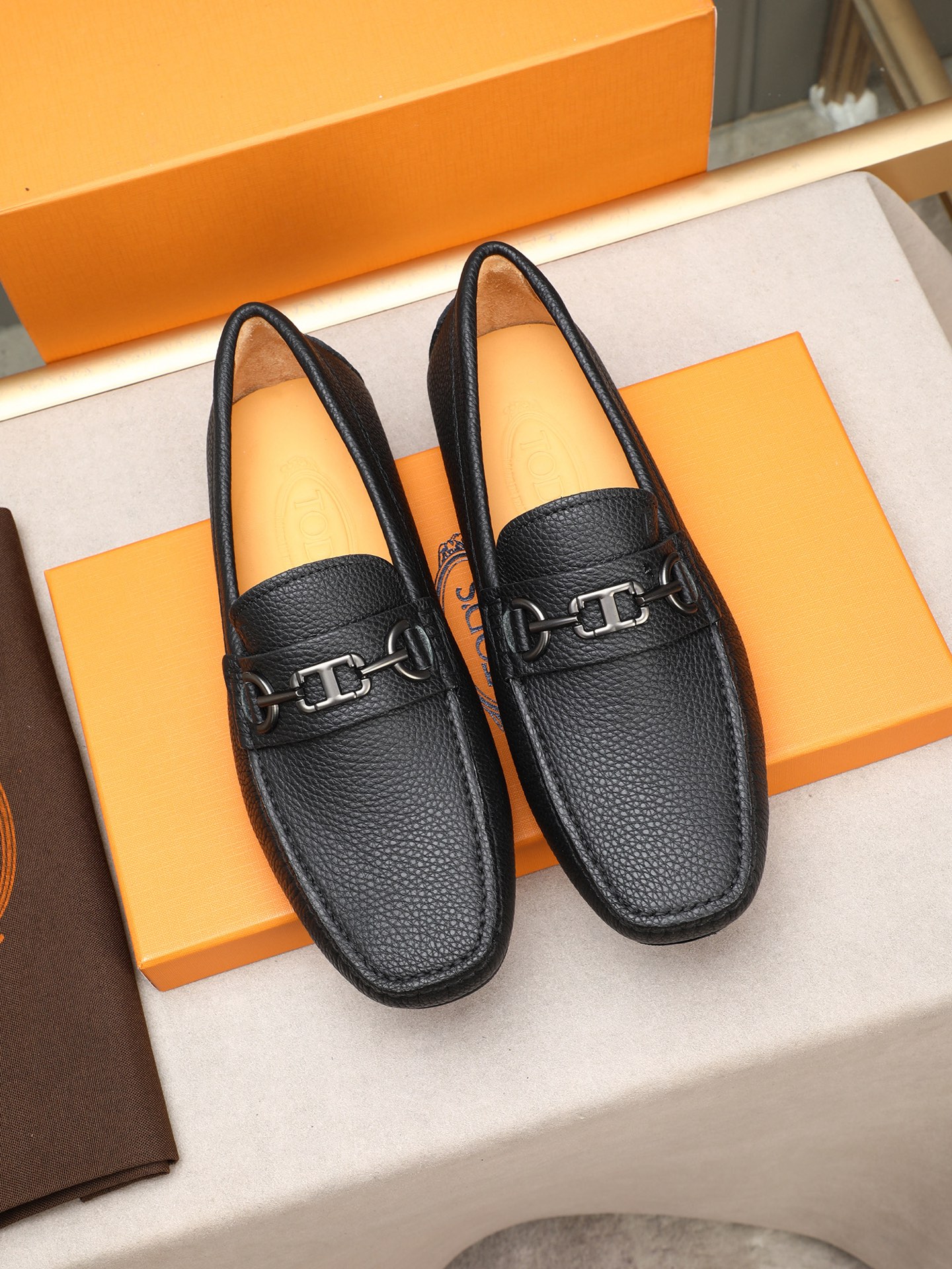 PP280  TOD‘S 高端经典男士豆豆鞋，官网同步，高端品质，顶级版本，原版全套包装
      进口头层小牛皮＋ 水染牛皮内里， 新款配饰扣
        黑色，深灰色，蓝色，咖啡色，铁灰色，白色，军绿色，蛋黄色，红色，浅灰色，杏色
         Size：38-44(45 46定做)现货