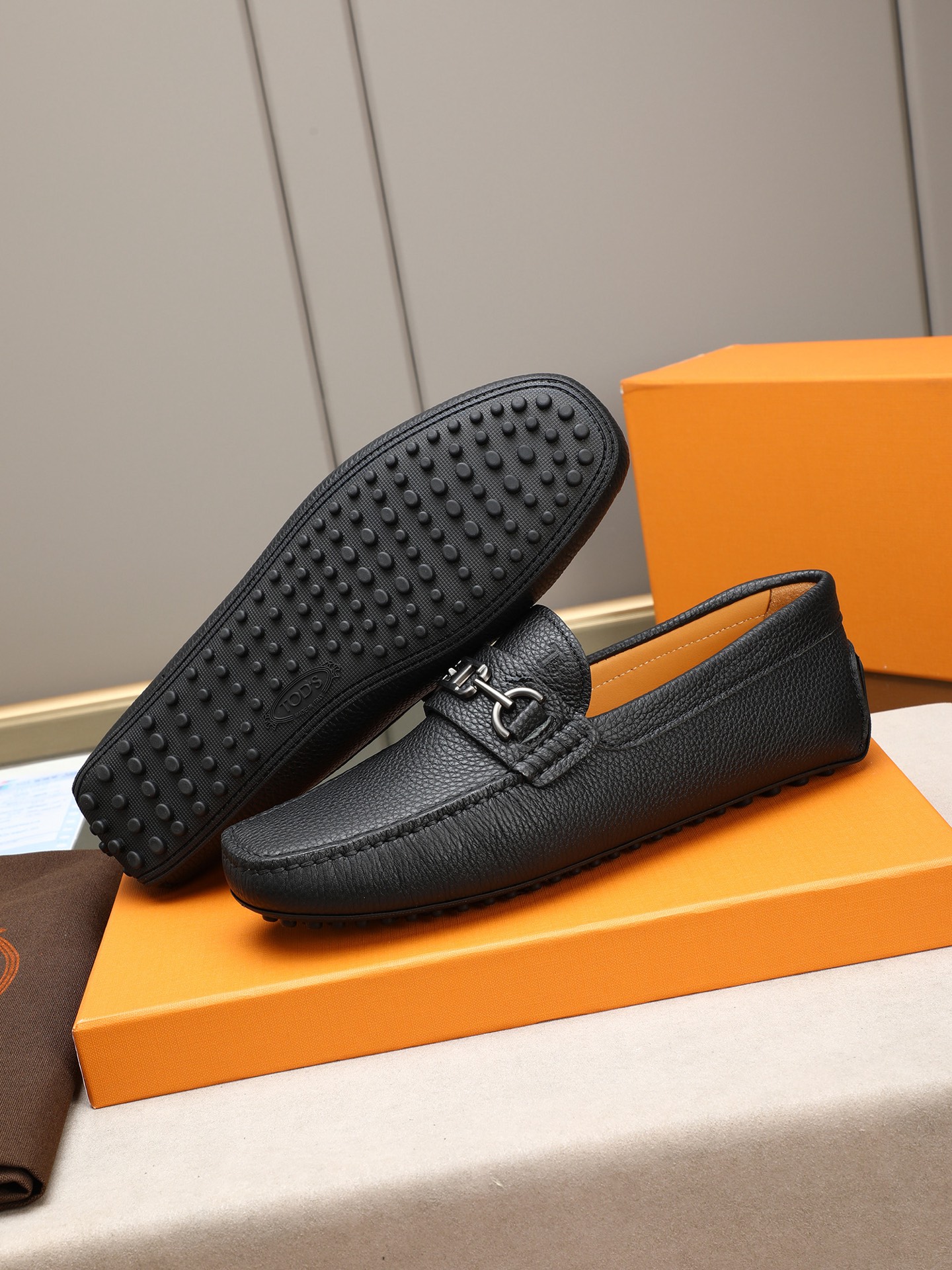 PP280  TOD‘S 高端经典男士豆豆鞋，官网同步，高端品质，顶级版本，原版全套包装
      进口头层小牛皮＋ 水染牛皮内里， 新款配饰扣
        黑色，深灰色，蓝色，咖啡色，铁灰色，白色，军绿色，蛋黄色，红色，浅灰色，杏色
         Size：38-44(45 46定做)现货