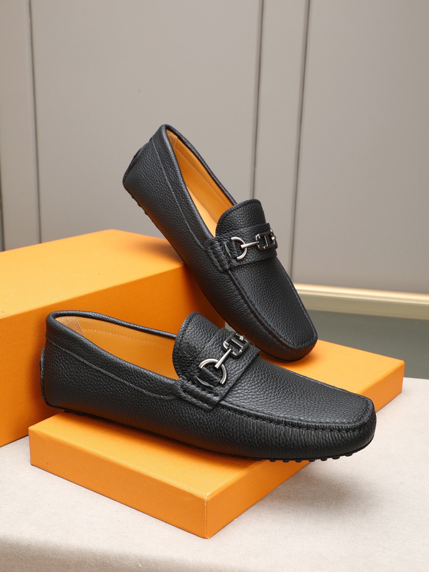 PP280  TOD‘S 高端经典男士豆豆鞋，官网同步，高端品质，顶级版本，原版全套包装
      进口头层小牛皮＋ 水染牛皮内里， 新款配饰扣
        黑色，深灰色，蓝色，咖啡色，铁灰色，白色，军绿色，蛋黄色，红色，浅灰色，杏色
         Size：38-44(45 46定做)现货