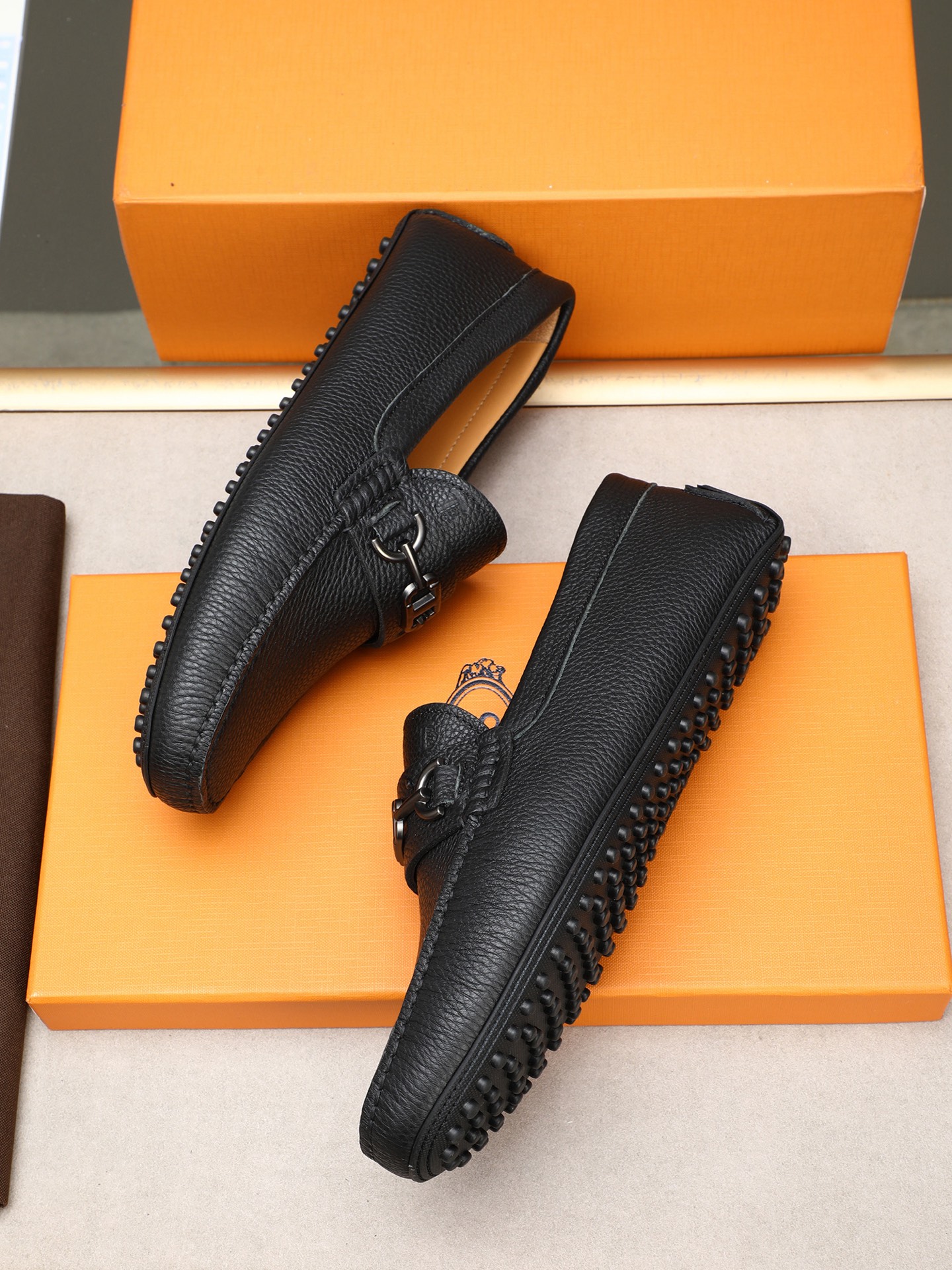 PP280  TOD‘S 高端经典男士豆豆鞋，官网同步，高端品质，顶级版本，原版全套包装
      进口头层小牛皮＋ 水染牛皮内里， 新款配饰扣
        黑色，深灰色，蓝色，咖啡色，铁灰色，白色，军绿色，蛋黄色，红色，浅灰色，杏色
         Size：38-44(45 46定做)现货