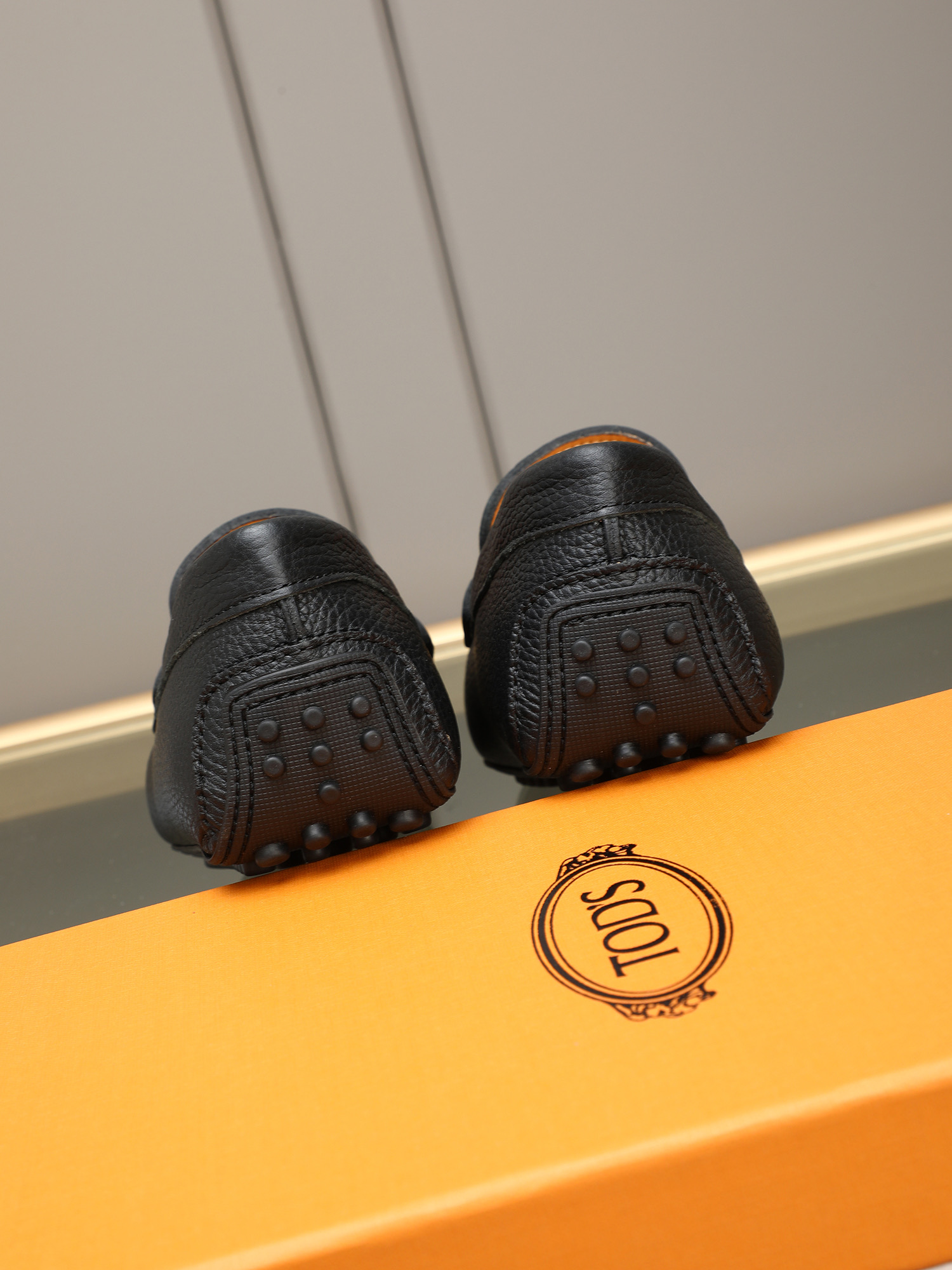 PP280  TOD‘S 高端经典男士豆豆鞋，官网同步，高端品质，顶级版本，原版全套包装
      进口头层小牛皮＋ 水染牛皮内里， 新款配饰扣
        黑色，深灰色，蓝色，咖啡色，铁灰色，白色，军绿色，蛋黄色，红色，浅灰色，杏色
         Size：38-44(45 46定做)现货
