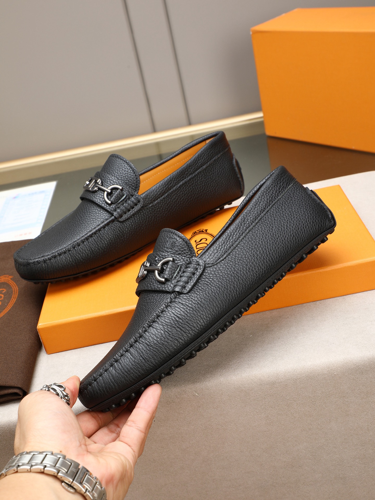 PP280  TOD‘S 高端经典男士豆豆鞋，官网同步，高端品质，顶级版本，原版全套包装
      进口头层小牛皮＋ 水染牛皮内里， 新款配饰扣
        黑色，深灰色，蓝色，咖啡色，铁灰色，白色，军绿色，蛋黄色，红色，浅灰色，杏色
         Size：38-44(45 46定做)现货