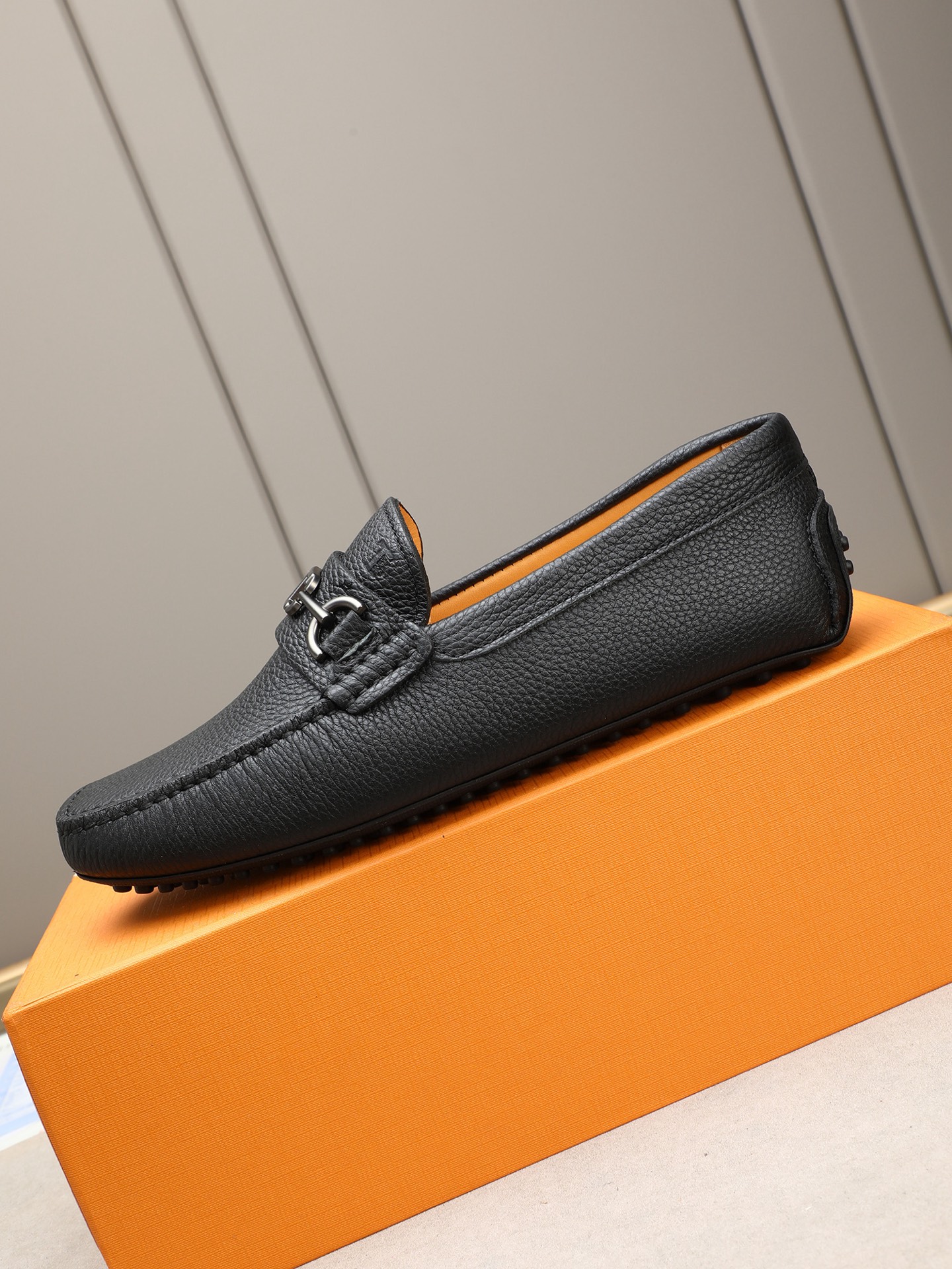 PP280  TOD‘S 高端经典男士豆豆鞋，官网同步，高端品质，顶级版本，原版全套包装
      进口头层小牛皮＋ 水染牛皮内里， 新款配饰扣
        黑色，深灰色，蓝色，咖啡色，铁灰色，白色，军绿色，蛋黄色，红色，浅灰色，杏色
         Size：38-44(45 46定做)现货