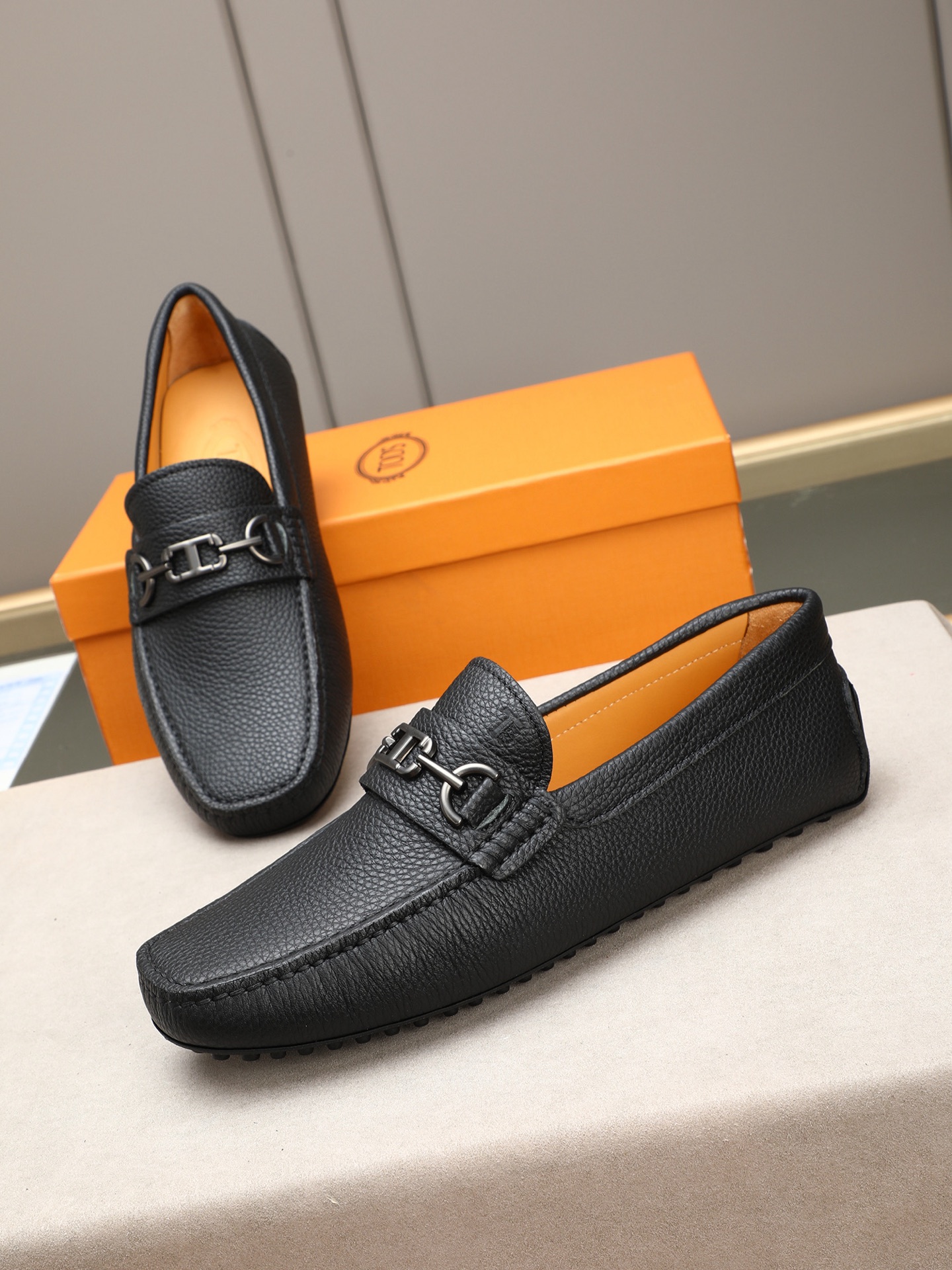 PP280  TOD‘S 高端经典男士豆豆鞋，官网同步，高端品质，顶级版本，原版全套包装
      进口头层小牛皮＋ 水染牛皮内里， 新款配饰扣
        黑色，深灰色，蓝色，咖啡色，铁灰色，白色，军绿色，蛋黄色，红色，浅灰色，杏色
         Size：38-44(45 46定做)现货