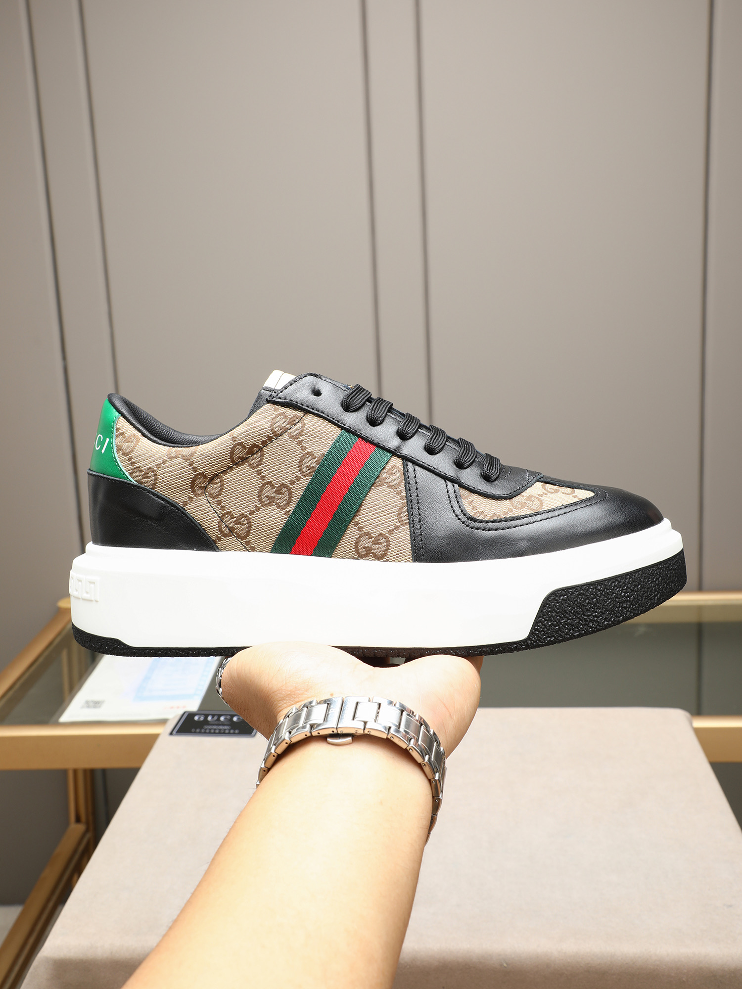 NO:353989,P New Men's Shoes GUCCI Fashion Trend Use top layer calfskin to wash the sheep's inside!  The foot feels super comfortable, the workmanship is impeccable, the foam is super light and the big bottom, the number of sizes: 38-44 (45 customized) 4 colors to choose!  ,gucci,cowhide19860909P 新款男鞋GUCCI 时尚潮流 采用头层小牛皮水洗羊里！脚感超舒适,做工简直无可挑剔 发泡超轻大底,码数:38-44（45定做）4色选！,,gucci,cowhide,Men's shoes