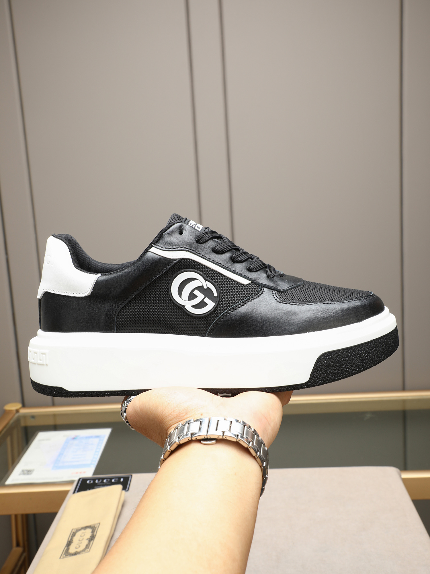 NO:354003,P New Men's Shoes GUCCI Fashion Trend Use top layer calfskin to wash the sheep's inside!  The foot feels super comfortable, the workmanship is impeccable, the foam is super light and the large bottom, the number of sizes: 38-44 (45 customized) 3 colors to choose!  ,gucci,cowhide19860909P 新款男鞋GUCCI 时尚潮流 采用头层小牛皮水洗羊里！脚感超舒适,做工简直无可挑剔 发泡超轻大底,码数:38-44（45定做）3色选！,,gucci,cowhide,Men's shoes