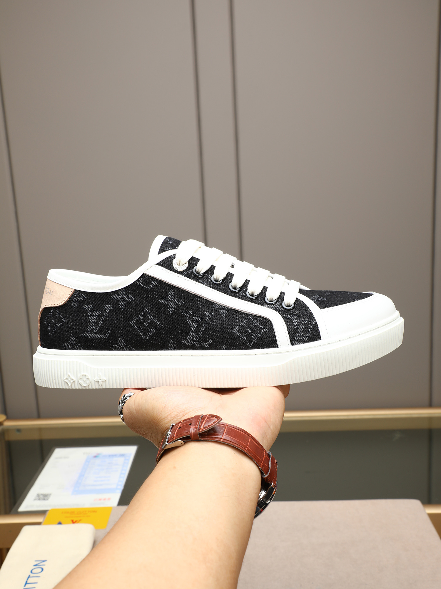 NO:358363,P/ Louis Vuitton's new spring and summer casual sports shoes have a youthful atmosphere, and it makes your feet look younger and younger!  Comfortable and lightweight on the feet!  The color is also very youthful!  The upper is exclusively made of lv accessories!  Make the whole shoe more agile!  The special electronic printing logo on the upper is designed and super recognizable!  Beautiful and generous!  !  It's super easy to walk on your feet!  Specific denim surface material Sheepskin Original open molded large bottom Size38-44 (45 customized), louis vuitton, louis vuitton, sheepskin19860909P  / 路易威登春夏新款休闲运动板鞋具有青春气息的洋溢气息,上脚非常减龄！上脚舒适轻便！颜色也非常青春！鞋面专属于lv的饰品穿插！让整个鞋子就更灵动起来！鞋面特殊的电印logo,具有设计感而且也超级具有辨识度！美观又大方！！上脚超级好走路！特定牛仔布面材质 羊皮里 原版开模大底Size38-44（45定制）,,louis vuitton,louis vuitton,sheepskin,Men's shoes