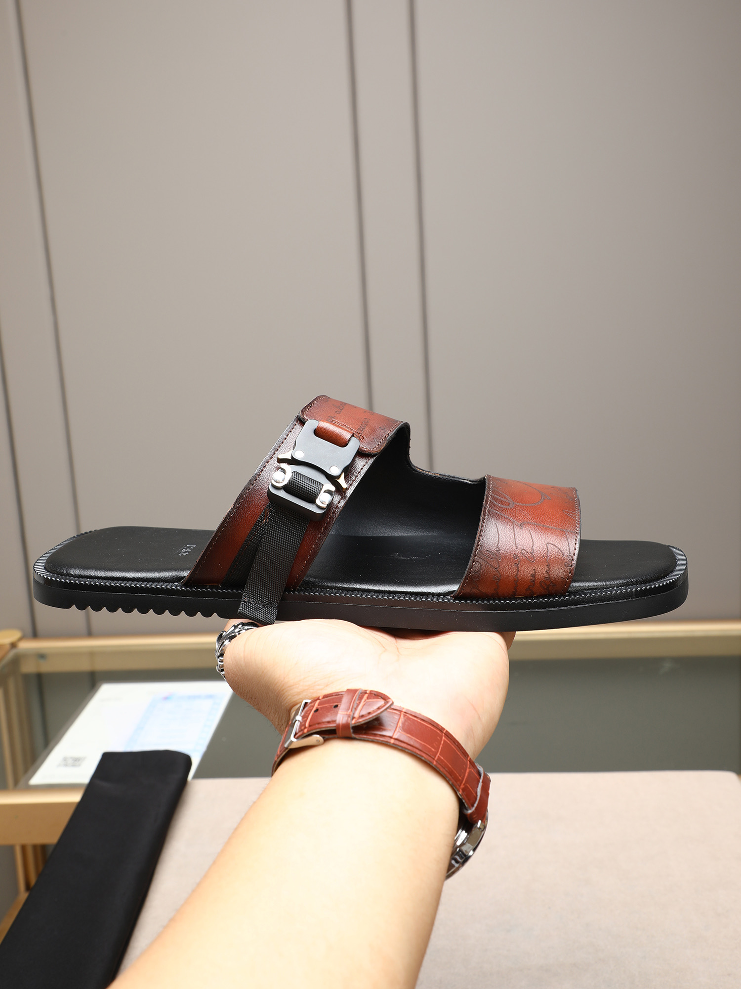 NO:352465,P Ber* Bruti Italian luxury goods, high-end men's drag, upper is made of imported top layer cowhide, purely handmade, Italian cowhide, luxury materials imported fetal cow lining, low-key and luxury!  Size38-44 (45 46 customized), cowhide19860909P Ber*布鲁提意大利奢品,高端男士拖,鞋面选用进口头层牛皮,纯手工制作,意大利牛皮、奢侈用料进口胎牛内里 低调与奢华与一体 ！Size38-44（45 46定做）,,cowhide,Men's shoes