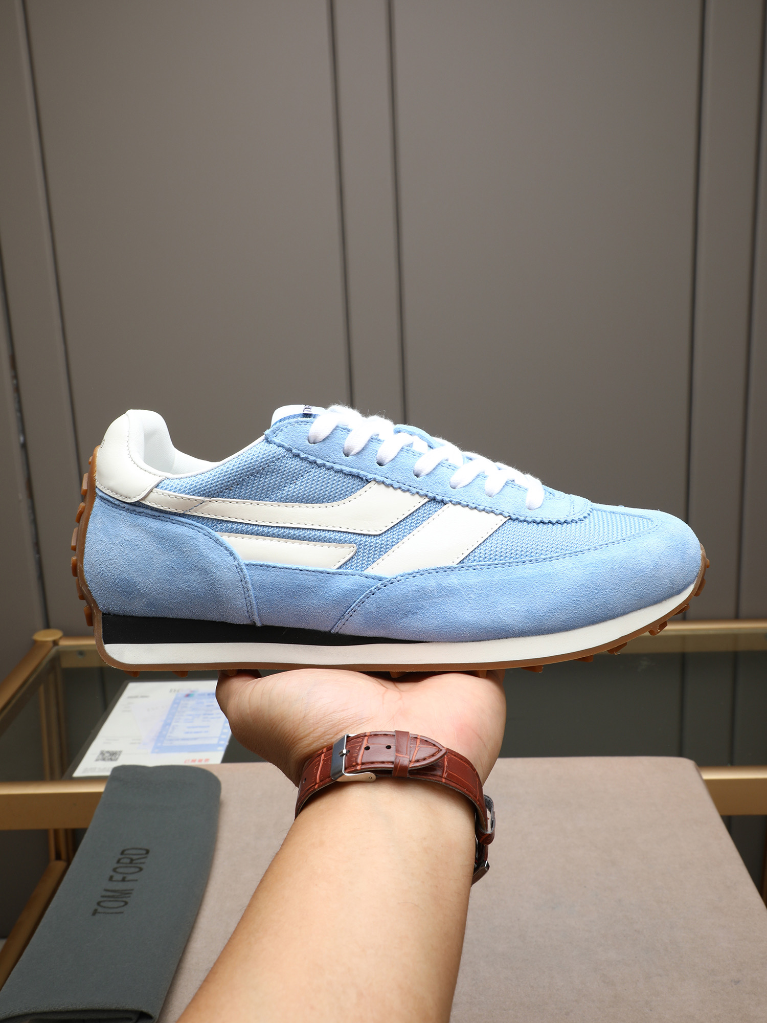 NO:353544,P Fashion Luxury TOM FORD Tom Ford's round toe low top Mick sneakers are classic and comfortable, and are a luxury choice in your wardrobe. The shoes are made of weaving + cowhide inner lining, suede leather + cowhide and mesh. They use panel design uppers, with pure work combination of outsoles, and pure cotton laces. They present a retro and high-end! 39-44, (38/45/46 for custom codes are not returned or exchanged) 19 colors are available for you to choose, tom ford, sneakers, cowhide19860909P 潮奢 TOM FORD汤姆.福特圆头低帮的这款Mick运动鞋[强]经典而舒适,是您衣柜中的奢侈之选,[强]鞋子由织布+牛皮内裡[强],绒面皮料+牛皮和mesh组合而成[强],采用镶板设计鞋面,用纯工组合大底,纯棉系带.呈现出复古而高端！39-44,（38/45/46为定做码不退不换）19色任君选择,,tom ford,sneakers,cowhide,Men's shoes