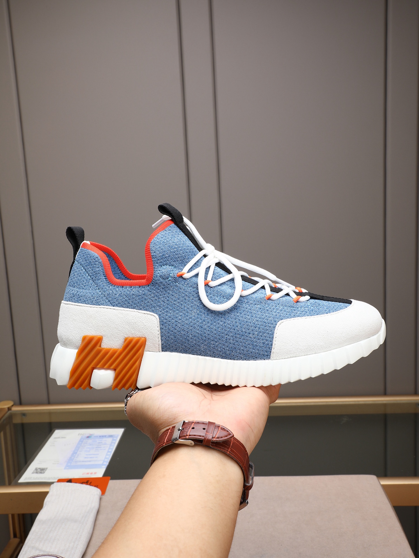 NO:353558,P HERME* Hermes high-end men's fashionable casual sneakers, seductively crafted, customized imported flying weaving, layered design upper with clear lines, cowhide inner foot pads, lightweight rubber outsole. Light luxury style, retro comfortable round toe, breathable and not stuffy at the upper, simple and atmospheric, comfortable and fashionable on the feet. Size38-44 (customized for 45.46),, hermes, hermes, sneakers, cowhide19860909P HERME*爱马仕高端男士时尚休闲运动鞋,精工打造,定制进口飞织制作,叠层设计鞋面线条感层次分明,牛皮内里脚垫,轻质橡胶大底.轻奢风格,复古的舒适圆头,鞋面透气不闷脚,简约大气,上脚舒适富有潮流感.Size38-44（45.46定制）,,hermes,hermes,sneakers,cowhide,Men's shoes