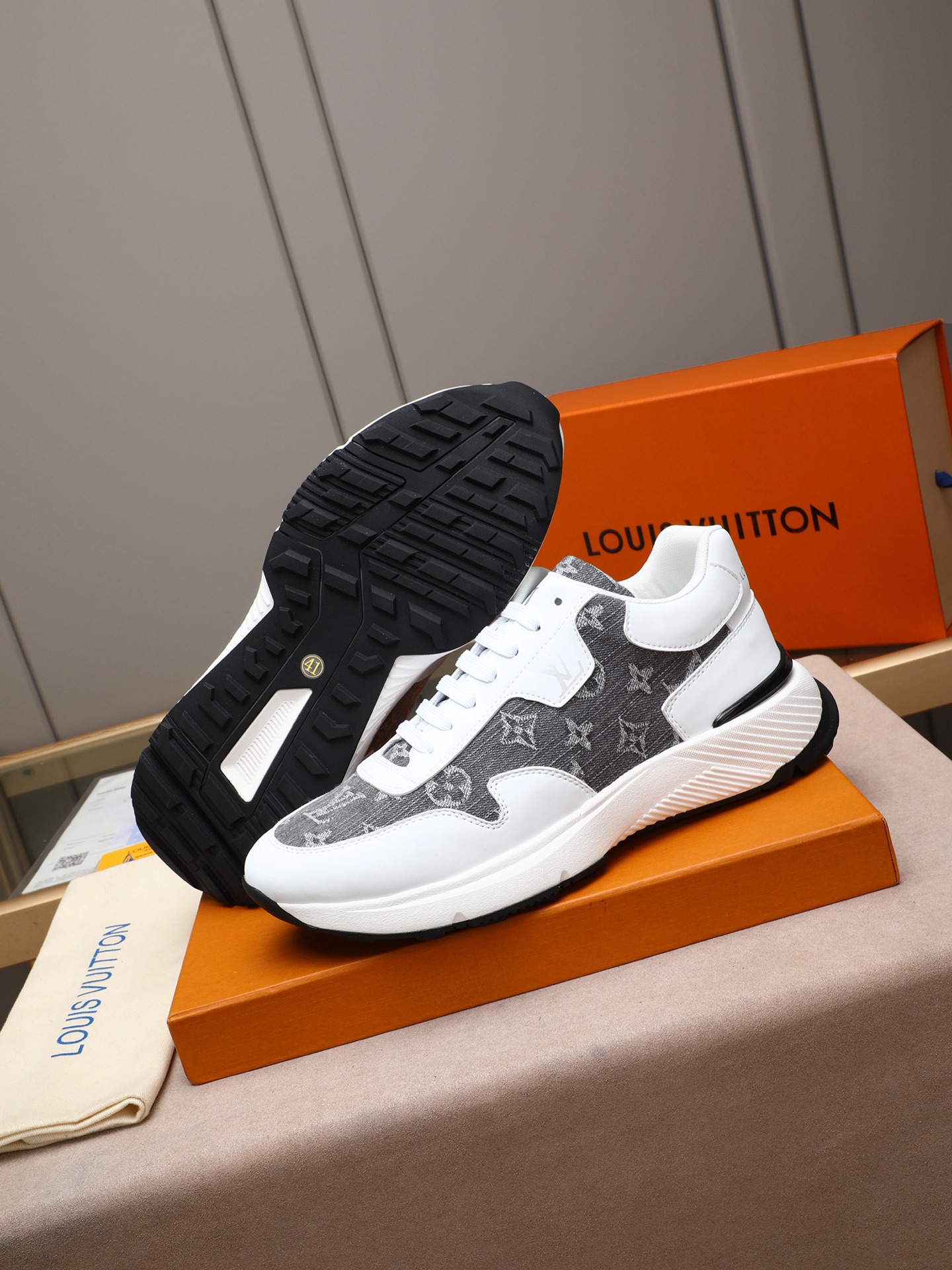 LOUIS VUITTON PP528 牛皮スニーカー