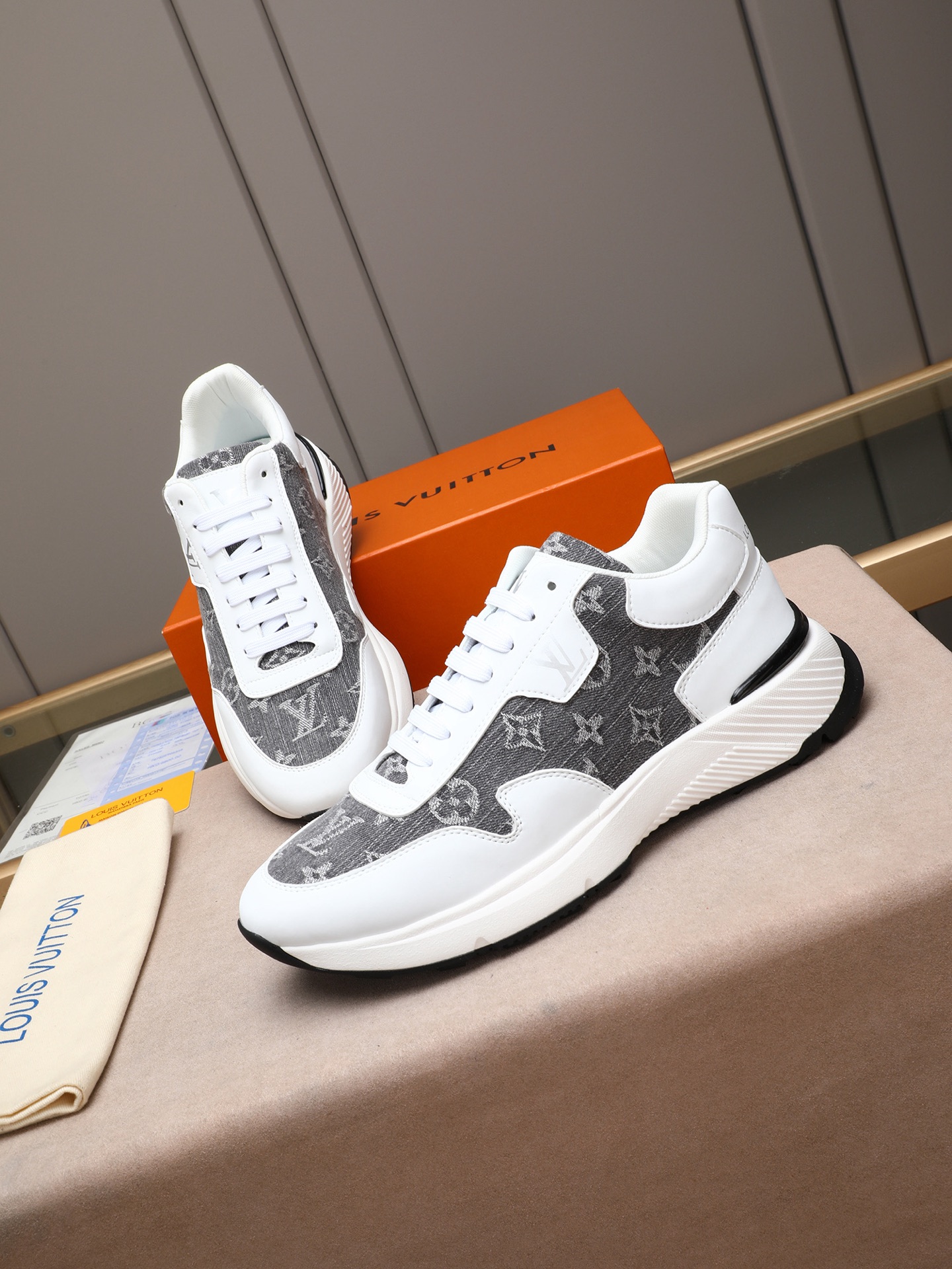 LOUIS VUITTON PP528 牛皮スニーカー