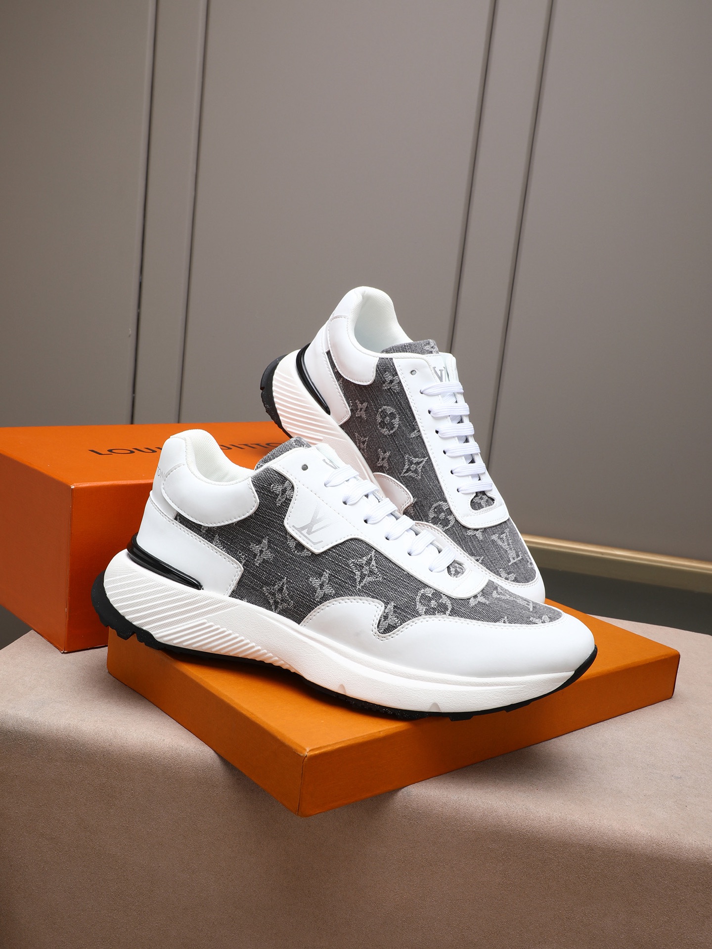 LOUIS VUITTON PP528 牛皮スニーカー