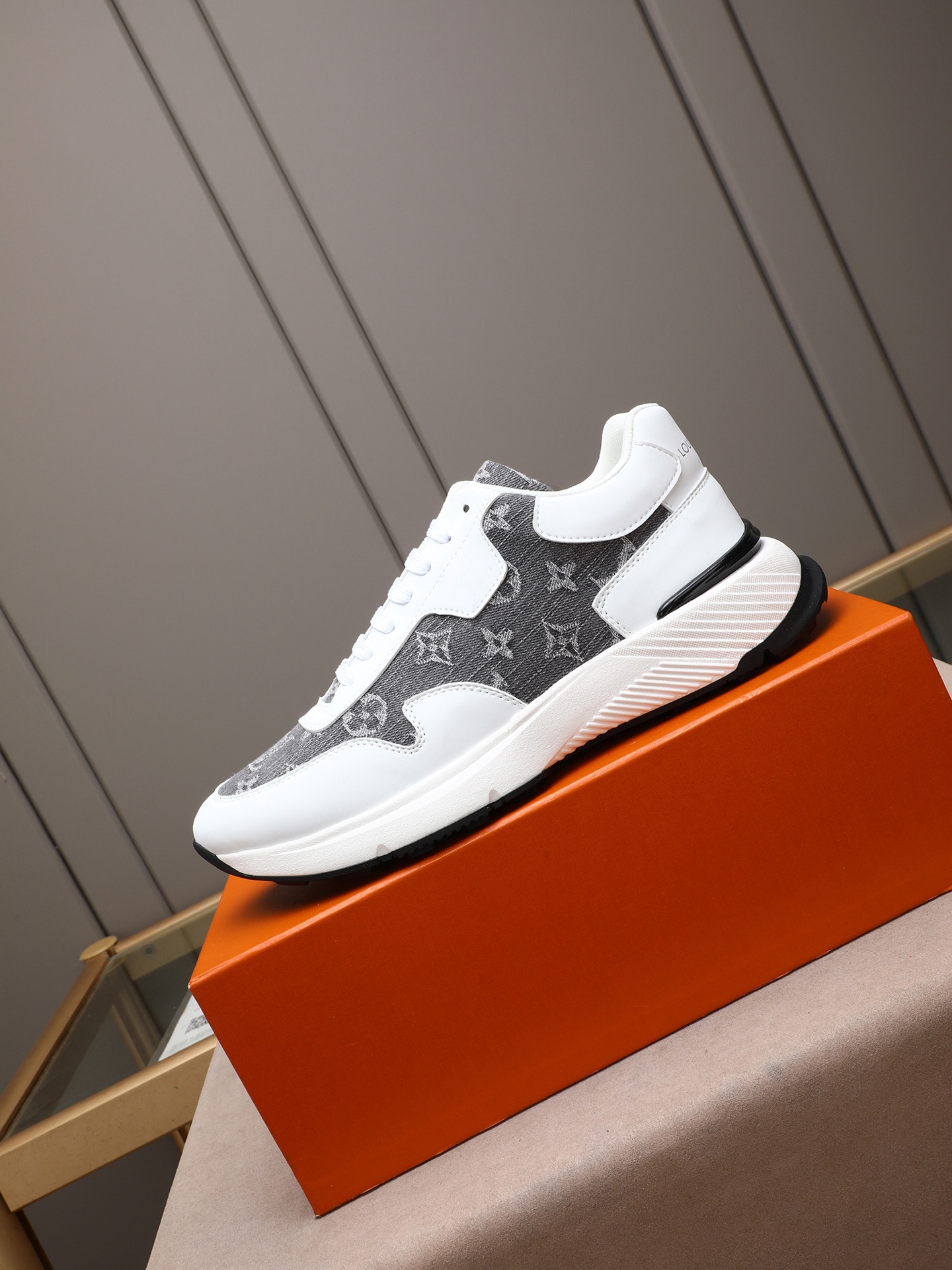 LOUIS VUITTON PP528 牛皮スニーカー