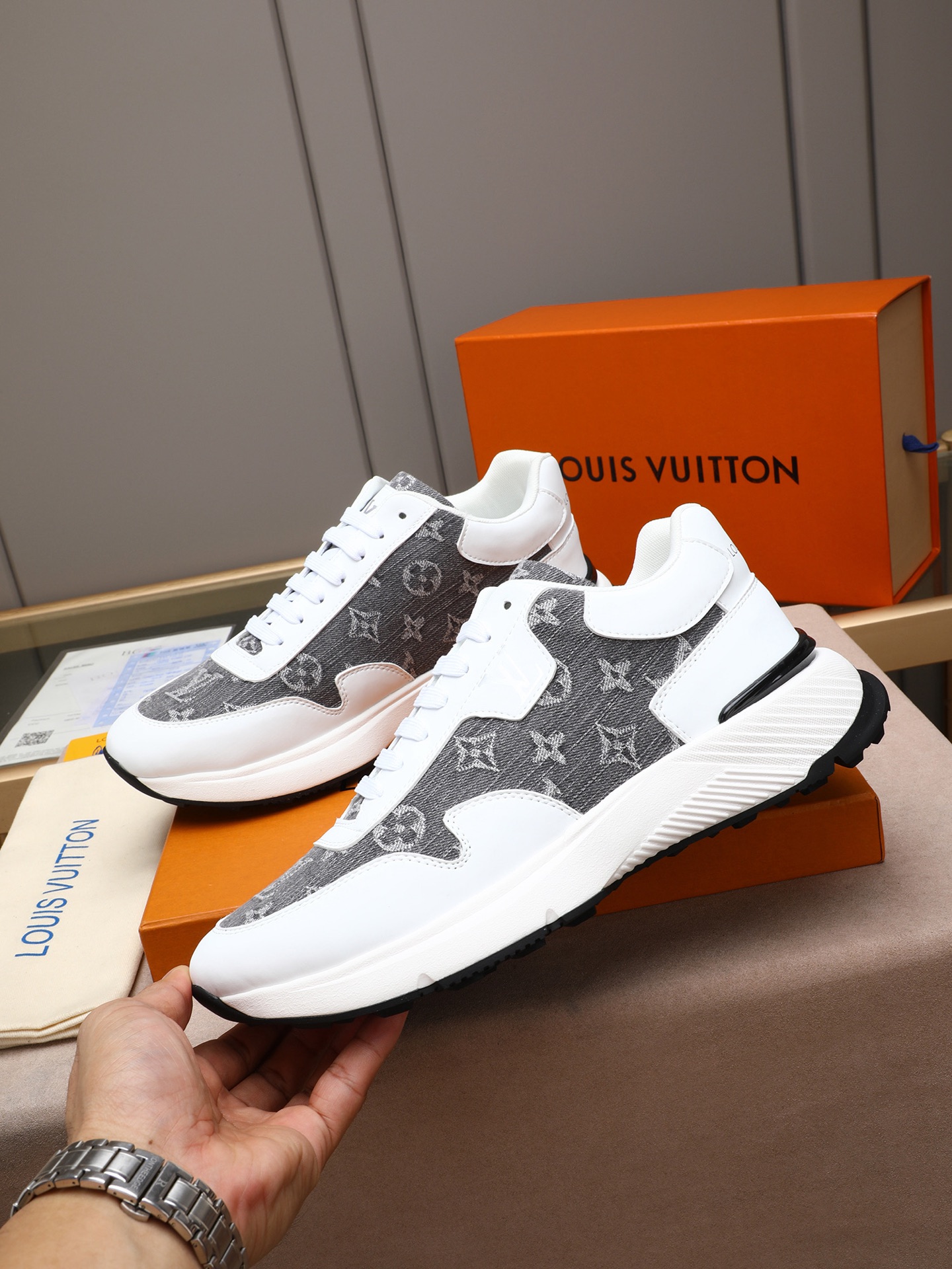 LOUIS VUITTON PP528 牛皮スニーカー