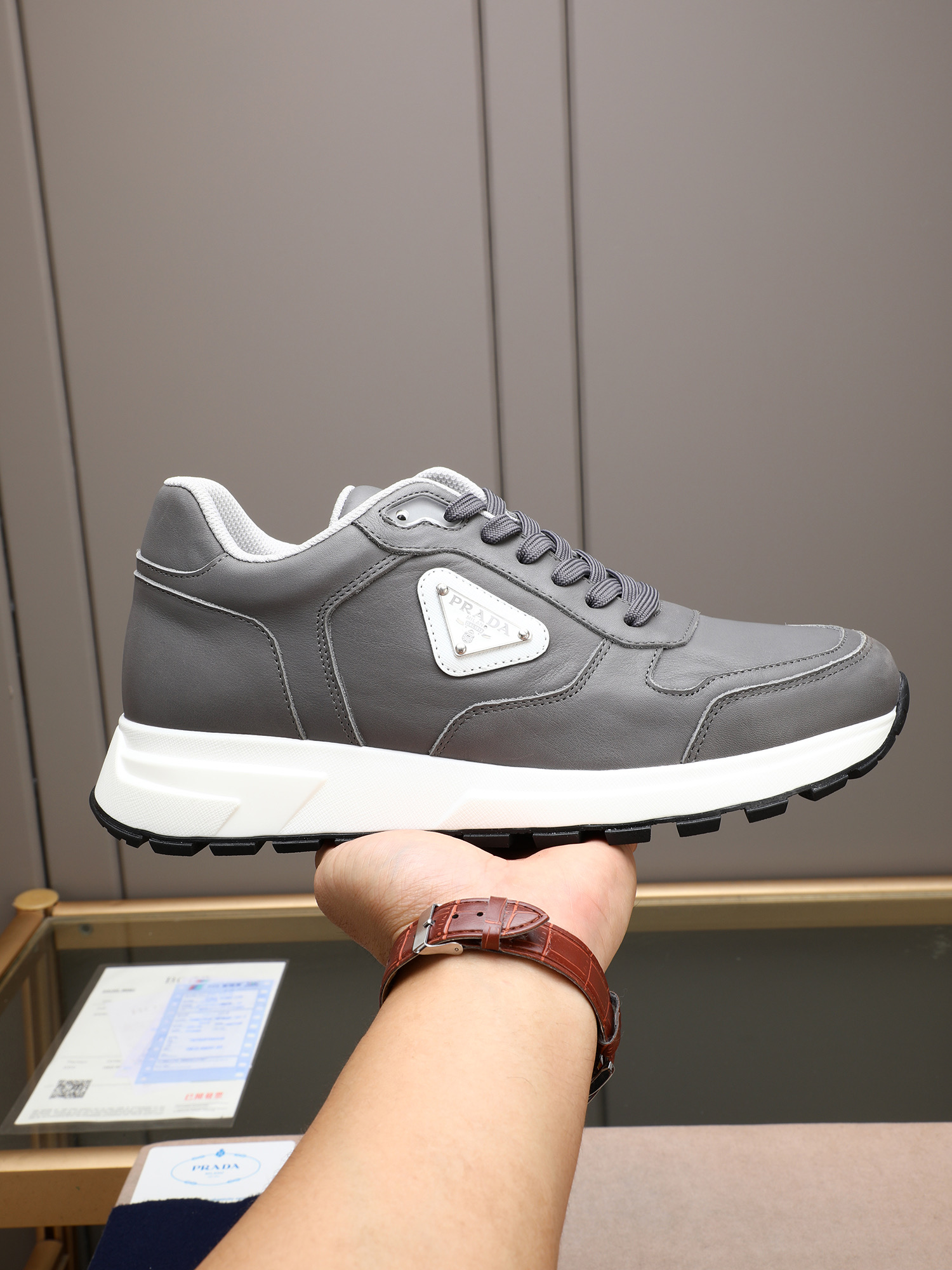 NO:358120,P Prad* Men's new sports shoes are casual and versatile, made of imported original fabrics, imported nets, lightweight foamed soles, and the foot feels very comfortable. Use soft and simple lines to outline the sporty silhouette. The soles are light and stable, showing a unique charm. Size38-44 (customized for 45),, prada, prada, sneakers19860909P Prad*普拉达新品男士这款运动鞋休闲百搭,选用进口原版面料打造,进口网里,轻质发泡大底,脚感非常舒适,运用柔和简洁的线条勾勒出运动风廓形.鞋底轻盈而稳固,彰显别具一格的魅力.Size38-44（45定做）,,prada,prada,sneakers,Men's shoes