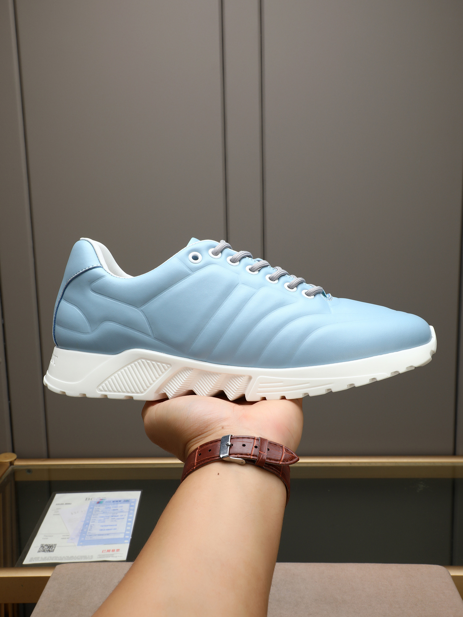 NO:358149,P Giorgio Armani new casual sports men's shoes arrive, Kint-and-Leather snakes begins with a new debut. This model offers original design and is combined with innovative fabrics. The imported cowhide embossed three-dimensional feeling!  Create a high-tech shape with a modern atmosphere, which is the ideal shoe for urban life, presenting a touch of dynamic atmosphere and creating a youthful vitality!  Breathable water washing sheep, anti-slip, wear-resistant, high elastic foam, ultra-light, large sole, durable, ensures support and stability, and is comfortable to wear. It has outstanding friction, shock absorption and moderate support, and is comfortable and excellent in performance, worth having!  Number of codes: 38/39/40/41/42/43/44 (45 customized) Original box packaging + dust bag, Armani, Armani, cowhide19860909P Giorgio Armani阿玛尼新款休闲运动男鞋到货,Kint-and-Leather snakers新秀首发 这款提供原创设计,并与创新面料相结合,进口牛皮压纹立体感十足！打造富有现代气息的高科技造型,是都市生活的理想鞋履,呈现一丝动感气息,营造洋溢年轻活力！透气水洗羊里,防滑耐磨高弹发泡超轻大底经久耐穿,确保支撑力与稳定性,穿着舒适不凡.具备出众的摩擦力、减震效果和适度支撑,舒适不凡,性能优异,值得拥有！码数:38/39/40/41/42/43/44 (45定做)原盒包装+防尘袋,,armani,armani,cowhide,Men's shoes