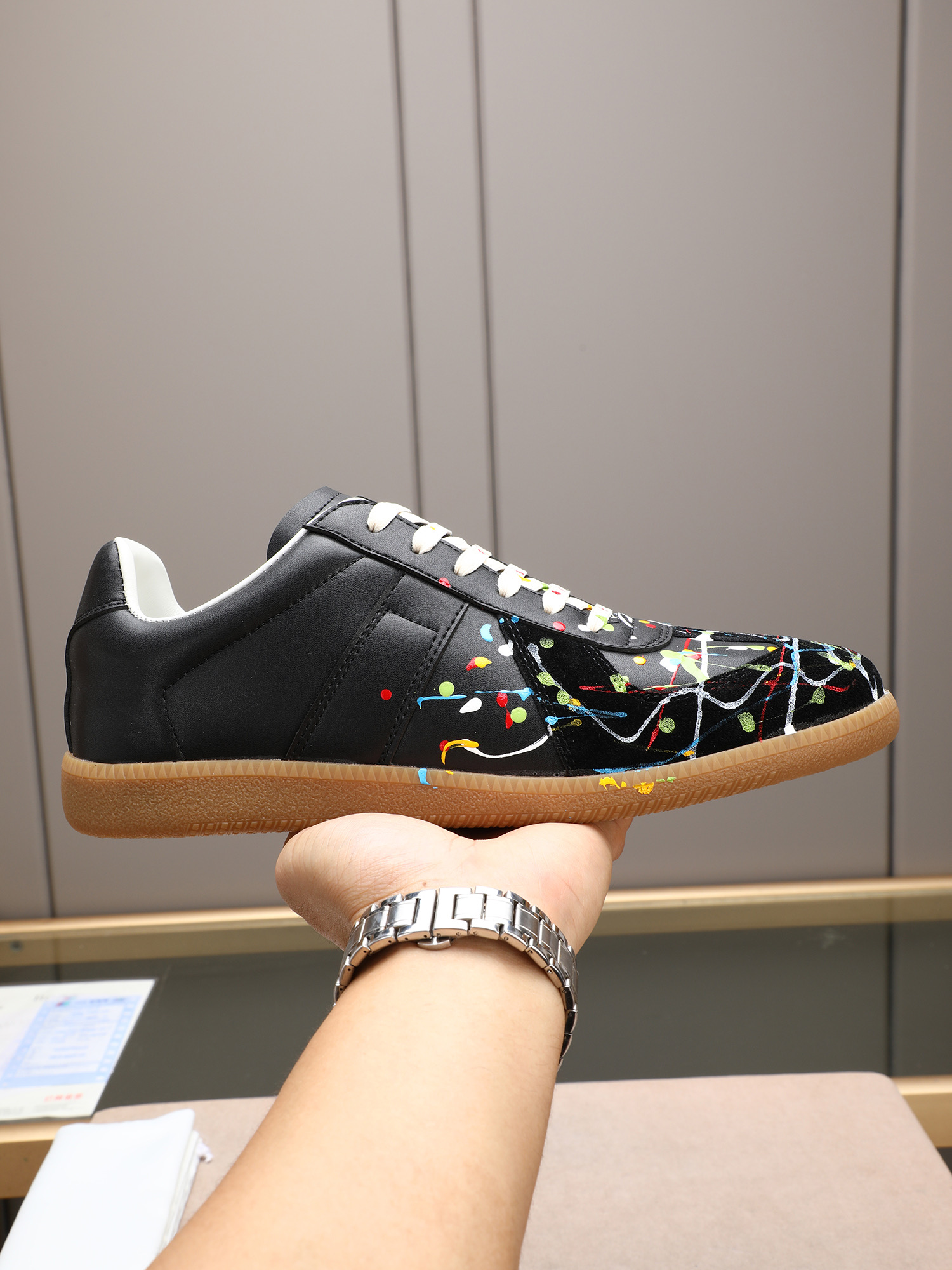 NO:358373,P Magila classic model official website synchronization (new color) All other colors can be customized. Deshuang shoes. The main products of various platforms sell popular products, foreign trade, single models with good comfort and super good wear, strong grip. Fabric: Napa calfskin/high mercerized beef reverse velvet leather (deerskin effect) Lining: Original customized cowhide lining/original short velvet fabric (sweat-absorbing and breathable) Finger pad: Advanced water dye sheep (high-cycle embossing logo) Outsole: Original open mold raw glue sole (super soft wear-resistant and unsole) Packaging: Original packaging Number of codes: 38-44 (45 customized),,masion margiela,cowhide19860909P 马吉拉经典款官网同步（新色）其他所有颜色可以来图定制 德训鞋 各平台主推卖爆品外贸爆单款舒适度佳超级好穿运动底面抓地力强 .面料:纳帕小牛皮/高丝光牛反绒皮（鹿皮效果） 里料:原版定制牛皮里/原版短绒布料（吸汗透气） 垫脚:高级水染羊（对版高周波压印logo） 大底:原版开模生胶大底（超软耐磨不断底） 包装:原版包装 码数:38-44（45定做）,,masion margiela,cowhide,Men's shoes