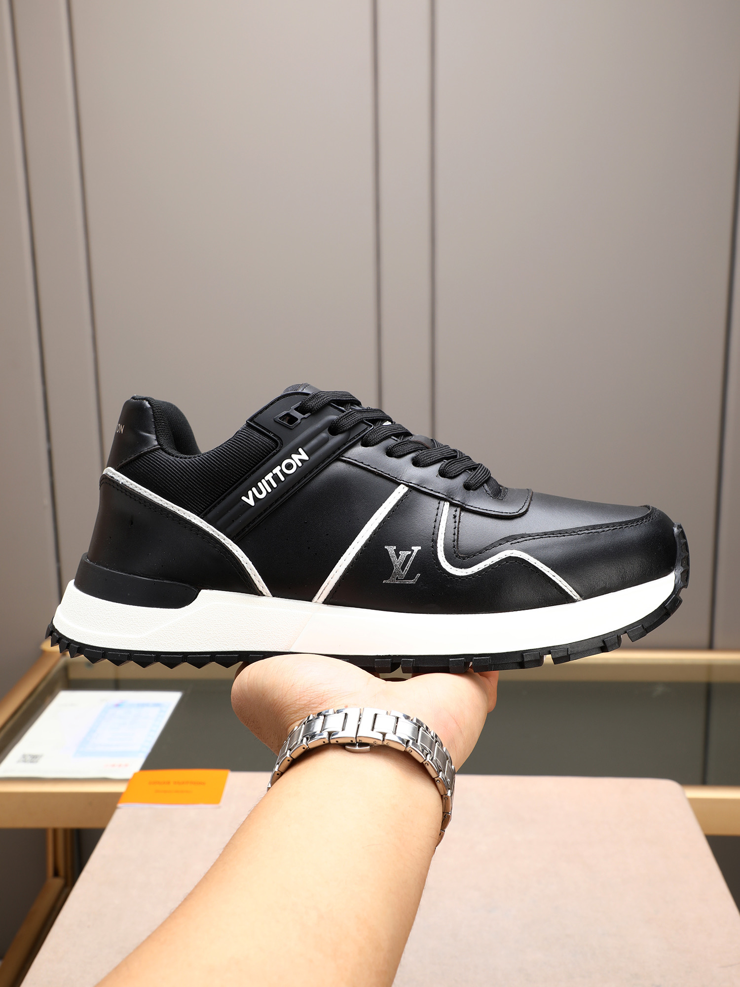 NO:344379,PL Run Away Maxi sneakers debuted in the 2025 series, continuing the iconic design of Run Away sneakers. The smooth cowhide upper incorporates contrasting LV letters and Vuitton logos. The light rubber wedge outsole cited the configuration of the running shoes. It has high comfort. It looks good and wears well. It is worth buying!  7 color selection size39-44 (45 customization), louis vuitton, sneakers, cowhide19860909PL Run Away Maxi 运动鞋初次亮相于 2025 系列,延续 Run Away 运动鞋的标志性设计.光滑牛皮鞋面融入撞色 LV 字母和 Vuitton 标识,轻盈橡胶坡跟外底援引跑鞋构型.舒适度高.好看好穿好搭配.值得入手！7色选size39-44（45定制）,,louis vuitton,sneakers,cowhide,Men's shoes