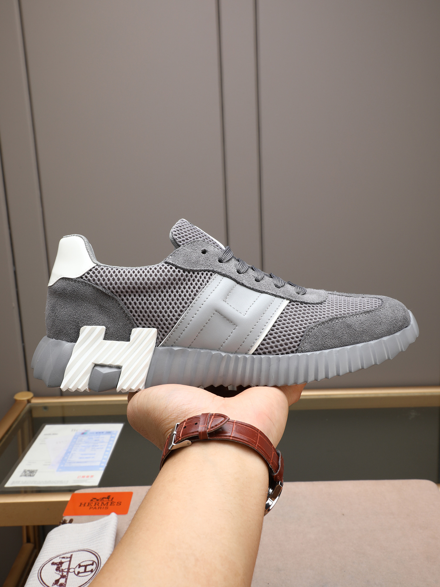 NO:730125,P H Hermès sports shoes contrasting color series, men's casual sports shoes, the upper is made of calfskin with a frosted top layer, comfortable and breathable lining!  Full of texture, the lightweight sole is decorated with contrasting patterns to create a versatile fashion style. Size38-44 (customized for 45), hermes, sneakers, cowhide19860909P H爱马仕运动鞋撞色系列,男士休闲运动鞋,鞋面小牛皮头层磨砂拼接打造,舒适透气羊里！质感十足,轻盈鞋底装饰撞色图案,打造百搭时尚风格. Size38-44（45定做）,,hermes,sneakers,cowhide,Men's shoes