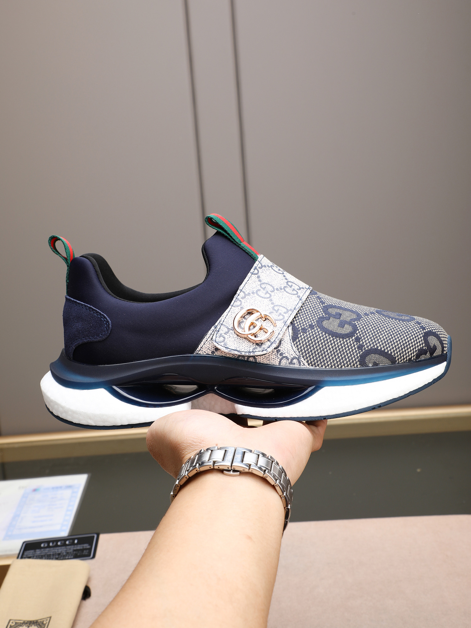 NO:352782,P【Guqi】A top fashion brand, a men's shoes that can control various styles. The upper is made of various materials, and the inner part is imported mesh, which is sweat-absorbing and comfortable. The popcorn sole design is the top priority - lightweight, comfortable. Extremely tested process requirements: Two colors are available: 38-44 (customized for 45),19860909P【古奇】 时尚顶级潮牌,一款能驾驭各种风格男鞋,鞋面由多种材质拼接而成,内里为进口网布,吸汗舒适,爆米花大底设计是重中之重-轻便.舒适.极度考验工艺要求:双色可选:38-44（45定做）,,Men's shoes