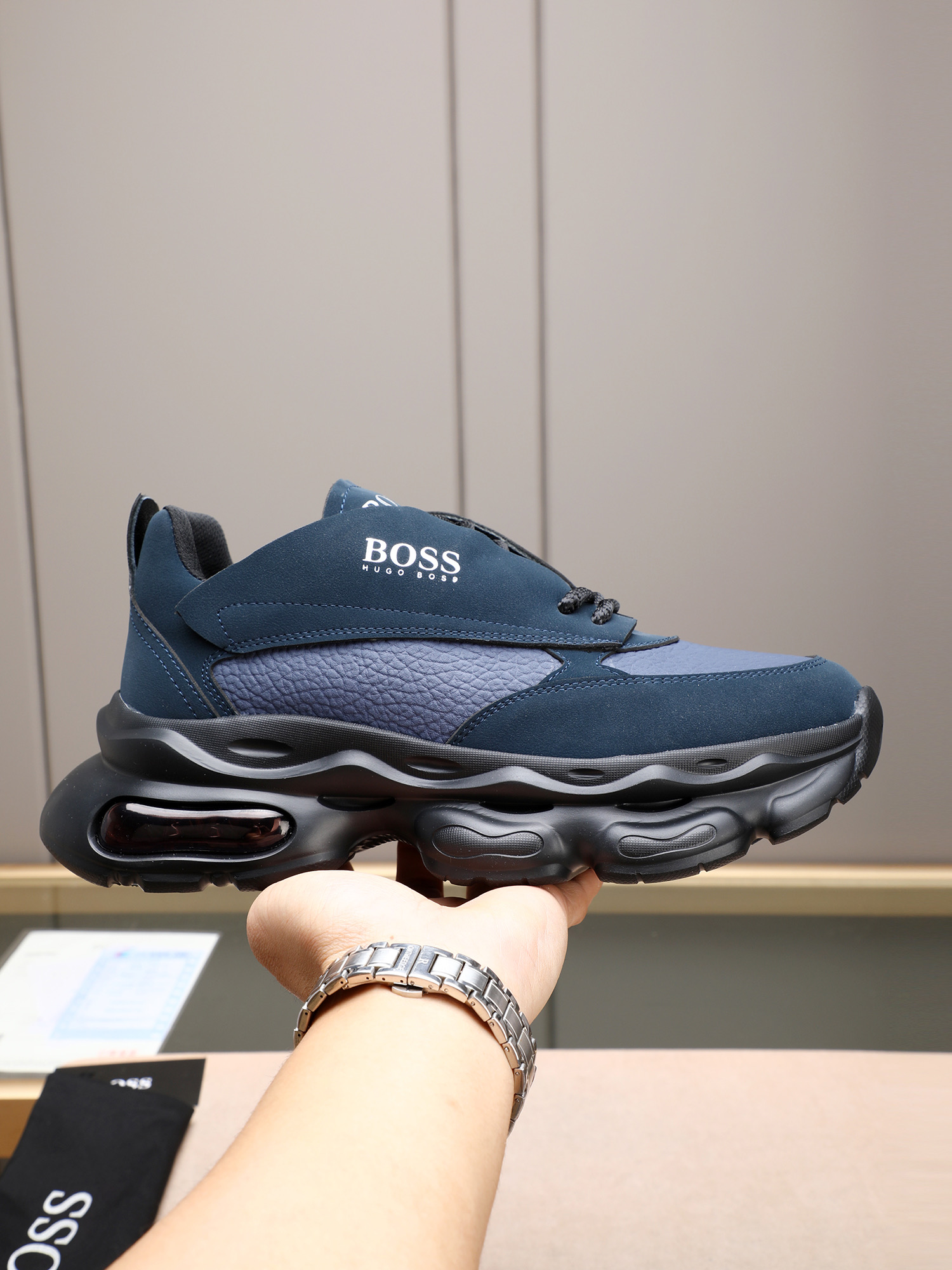 NO:352805,P【BOSS】Use imported special materials to splice cowhide comfort net. Private mold foam air cushion is large sole, and the foot is super light and comfortable!  Perfect last, generous and fashionable design, 5 colors available!  Number of codes 38–44(45 custom made, cowhide19860909P【BOSS】采用进口专用材料拼接牛皮舒适网里.私模发泡气垫大底,上脚超轻超舒适！完美楦型,大方时尚的设计,5色可选！码数38–44(45 定做,,cowhide,Men's shoes