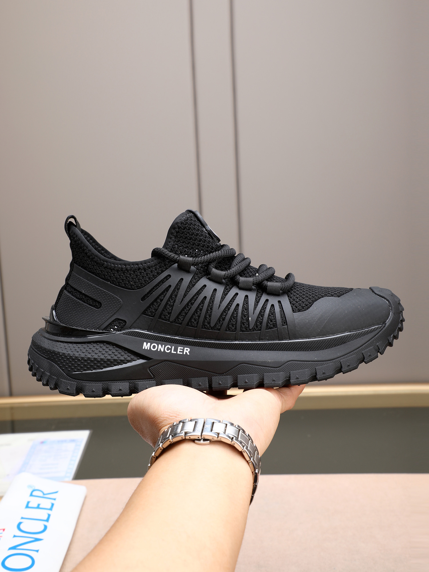 NO:352819,P Moncler men's outdoor lace-up sneakers have comfortable and anti-slip properties, and are designed for outdoor running or urban stroll. They are innovative, functional and graphic details, draw inspiration from the mountain atmosphere and interpret trendy and fashion. The upper is high-density fly weaving + imported glue + breathable inner lining!  The large sole is made of a foamed ultra-light large sole, with high elasticity and high wear resistance, improving comfort!  38-44 (45 customized), Moncler, sneakers19860909P Moncler蒙口男士户外系带运动鞋,具有舒适防滑性能,专为户外跑步或都市漫步而设.兼备创新、功能性与图形细节于一体,从高山氛围汲取灵感,诠释潮流时尚.鞋面高密度飞织+进口滴胶+透气内里！大底采发泡超轻大底,具有高弹性高耐磨性,提高舒适性！38-44(45定做),,Moncler,sneakers,Men's shoes