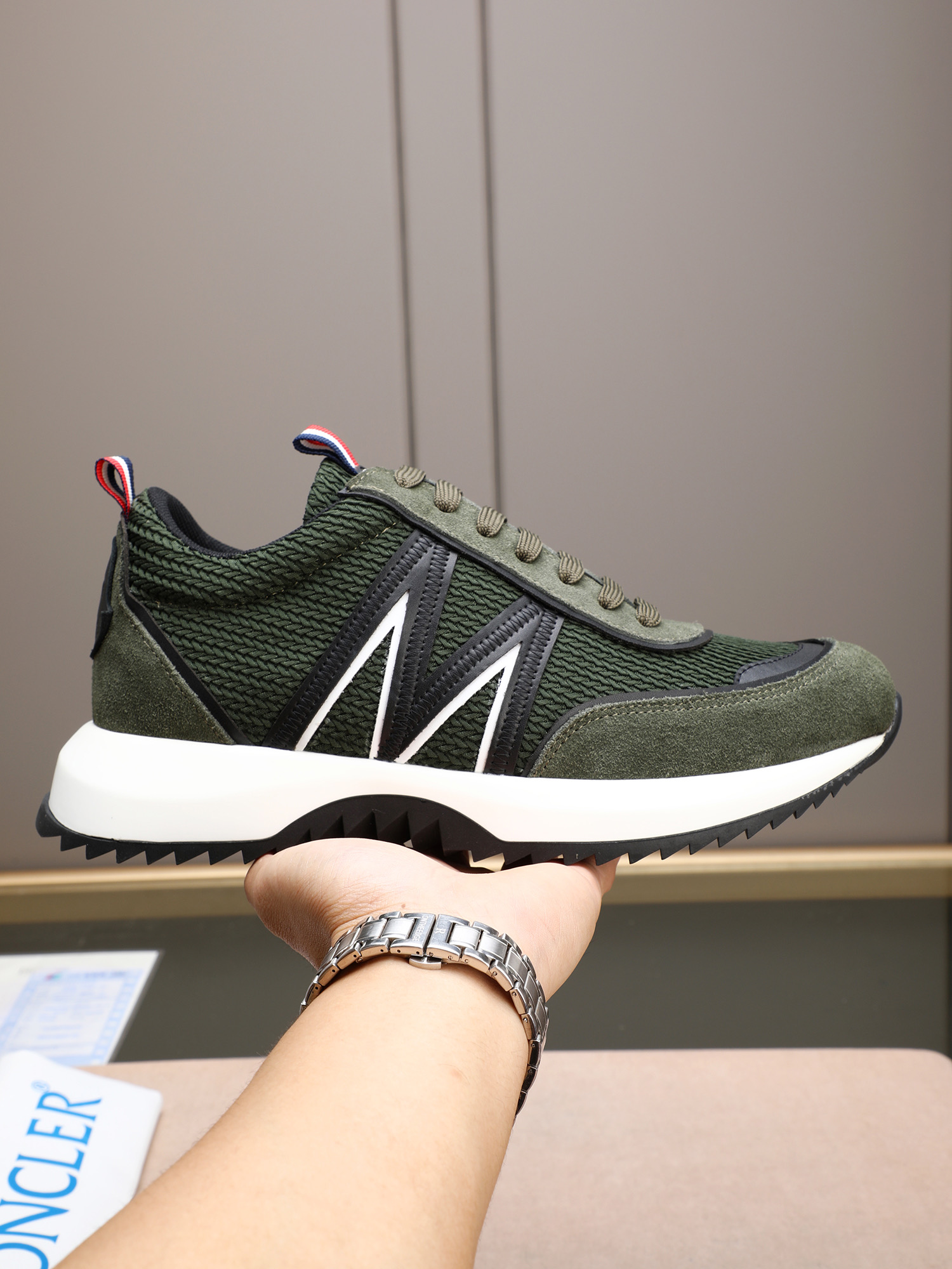 NO:352867,P Moncler/Shield Men's Casual Sports Shoes, Comfortable and Anti-slip, Use a cowhide mesh and breathable mesh!  It combines innovation, functionality and graphic details to interpret trendy and fashionable. The combination of high elastic rubber foaming for the long bottom has high elasticity and high wear resistance, and improves comfort!  Size38-44 (45 customization), Moncler, sneakers, cowhide19860909P Moncler/蒙口男士休闲运动鞋,具有舒适防滑性能,采用牛皮网面透气网里！兼备创新、功能性与图形细节于一体,诠释潮流时尚.大底高弹橡胶发泡组合成型,具有高弹性高耐磨性,提高舒适性！Size38-44（45定制）,,Moncler,sneakers,cowhide,Men's shoes