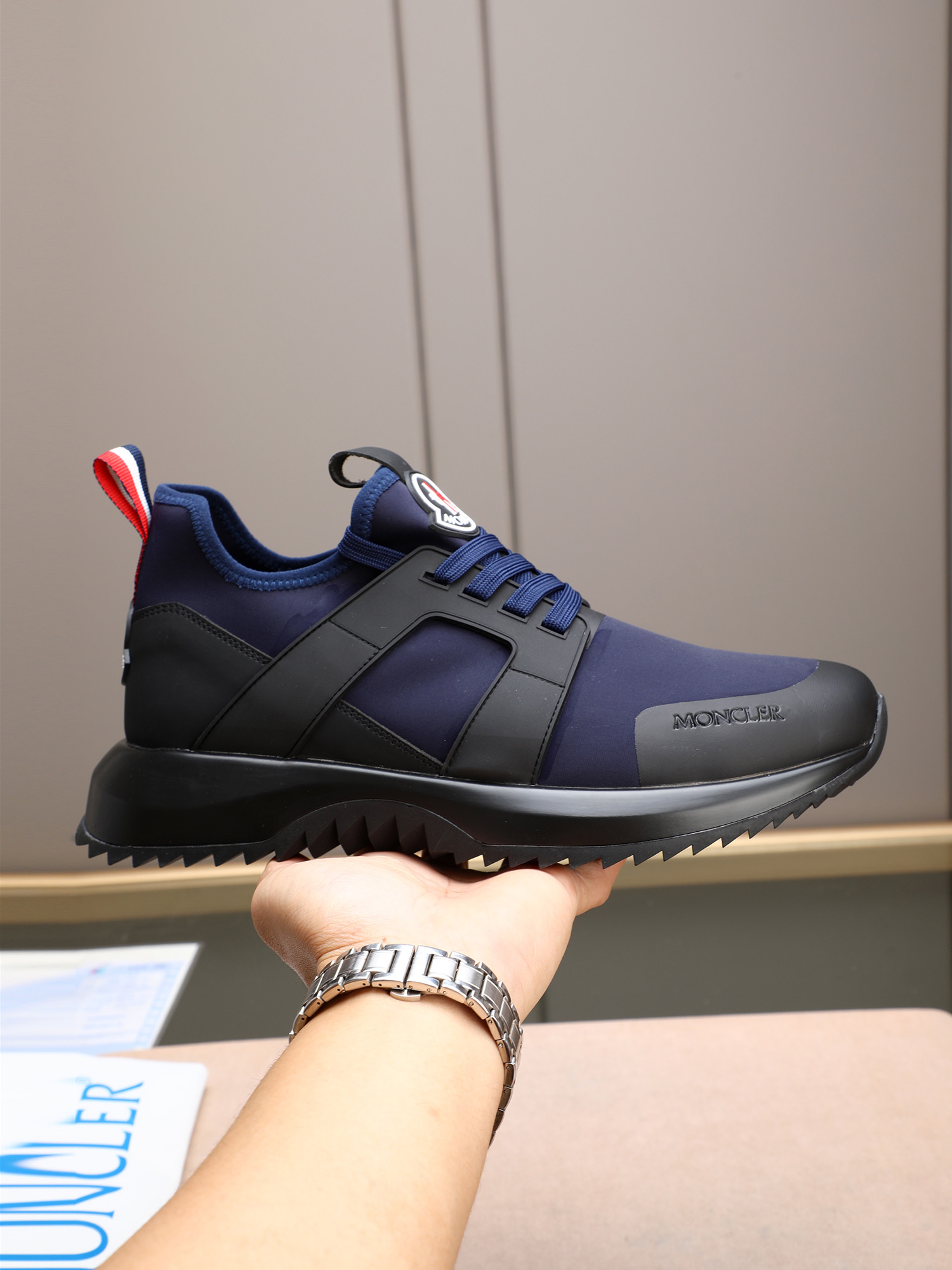 NO:352881,P Moncler/Shield Men's Casual Sports Shoes, with comfortable and anti-slip properties, and uses imported glue-drop high elastic cloth!  It combines innovation, functionality and graphic details to interpret trendy and fashionable. The combination of high elastic rubber foaming for the long bottom has high elasticity and high wear resistance, and improves comfort!  Size38-44 (45 customization), Moncler, sneakers19860909P Moncler/蒙口男士休闲运动鞋,具有舒适防滑性能,采用进口滴胶高弹力布！兼备创新、功能性与图形细节于一体,诠释潮流时尚.大底高弹橡胶发泡组合成型,具有高弹性高耐磨性,提高舒适性！Size38-44（45定制）,,Moncler,sneakers,Men's shoes