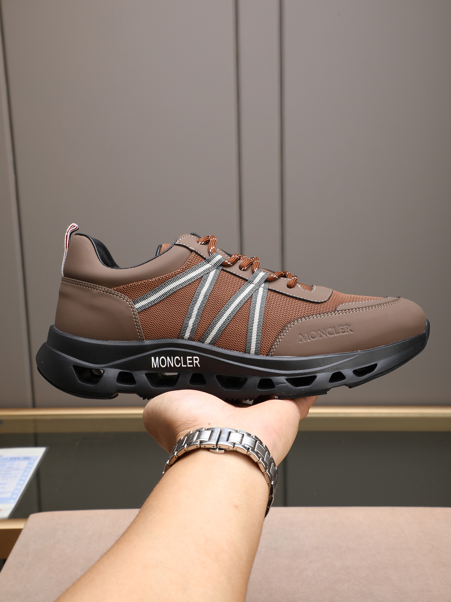 NO:352896,P Moncler/Shield Men's Casual Sports Shoes, Comfortable and Anti-slip, Use cowhide mesh to wash the sheep's inside!  It combines innovation, functionality and graphic details to interpret trendy and fashionable. The combination of high elastic rubber foaming for the long bottom has high elasticity and high wear resistance, and improves comfort!  Size38-44 (45 customization), Moncler, sneakers, cowhide19860909P Moncler/蒙口男士休闲运动鞋,具有舒适防滑性能,采用牛皮网面水洗羊里！兼备创新、功能性与图形细节于一体,诠释潮流时尚.大底高弹橡胶发泡组合成型,具有高弹性高耐磨性,提高舒适性！Size38-44（45定制）,,Moncler,sneakers,cowhide,Men's shoes