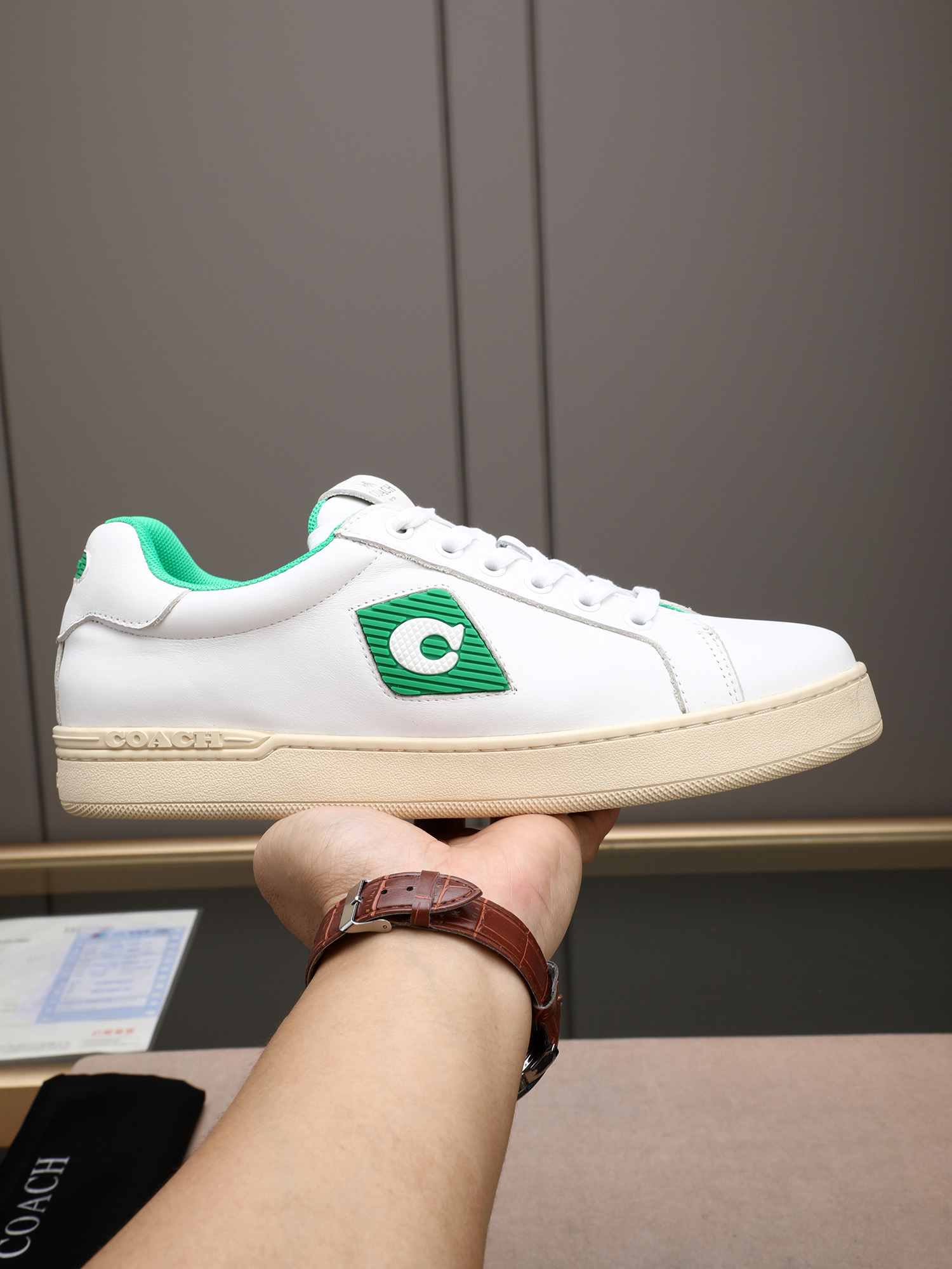 NO:355033,P The new COACH exclusive new men's low-top casual lace-up shoes on the official website are casual and fashionable and versatile, and can be worn all seasons!  !  Panel shoes can be said to be the most popular shoe every year, suitable for young people's trendy choices. This casual men's shoes adopt a convenient lace-up design, which further improves the comfort and fit of the feet and breathability!  !  Imported cowhide with upper material!  High-end and atmospheric, adding visual layering, more casual and fashionable, showing a fresh and vibrant side, breathable inside!  Comfortable on the feet, soft and breathable, large sole original foam and wear-resistant large sole, color sizes 38, 39, 40, 41, 42, 43, 44 standard codes (customized for 45),,coach,coach,cowhide19860909P 官网上新COACH蔻驰独家新款男士低帮休闲系带板鞋,休闲时尚百搭款,四季可穿！！板鞋可以说是每年最流行的一款鞋了,适合现在年轻人的潮流选择,这款休闲男鞋采用便捷的系带设计,更加提升上脚舒适贴合度,透气度！！鞋面材质进口牛皮！高端大气,增添视觉上的层次感,更加休闲时尚,展现出清新活力的一面,内里透气羊里 ！上脚舒适,柔软透气,大底原版发泡耐磨大底,颜色尺码38、39、40、41、42、43、44标准码（45定做）,,coach,coach,cowhide,Men's shoes