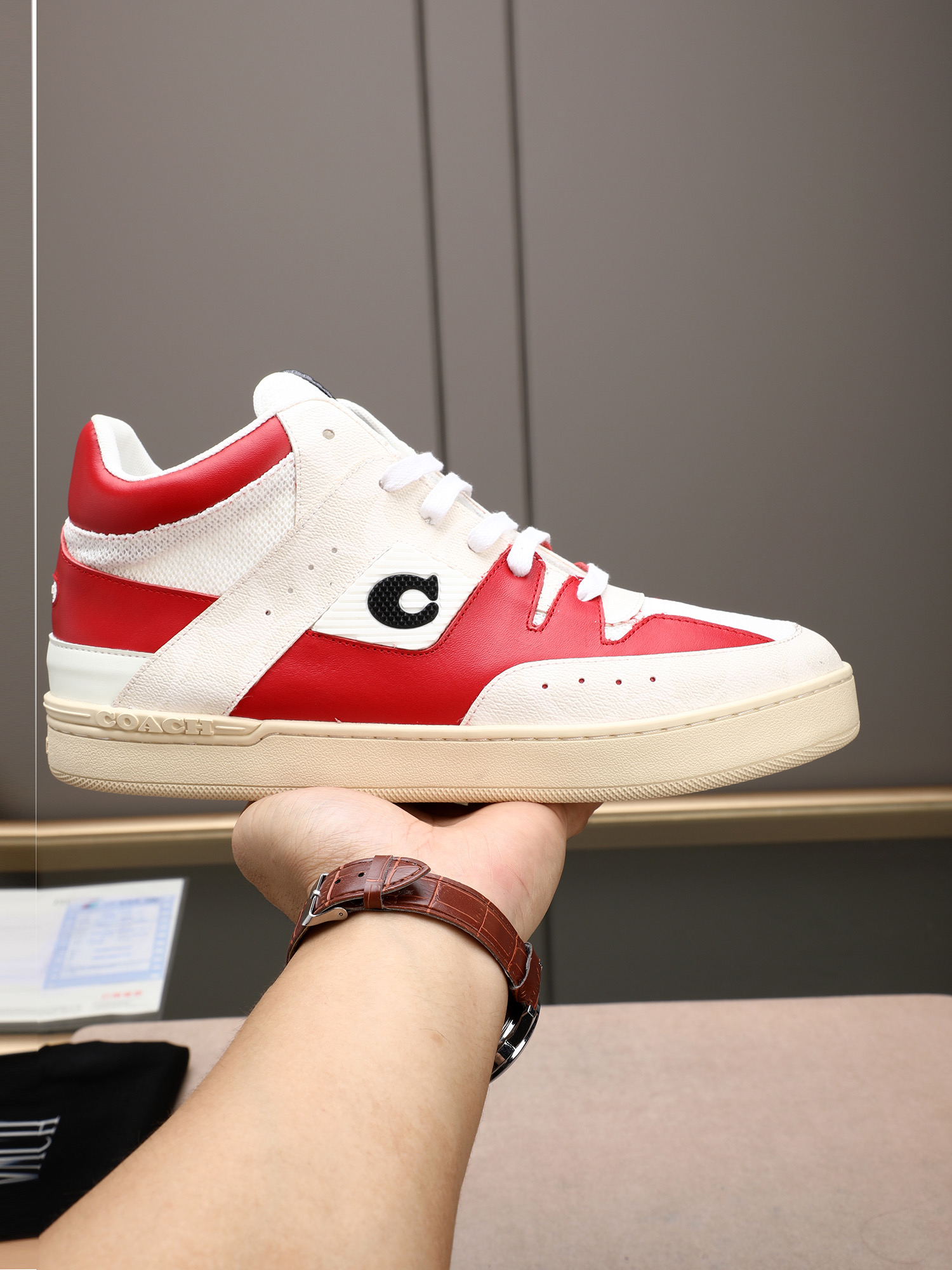 NO:355049,P The new COACH exclusive new men's high-top casual lace-up shoes on the official website are casual and fashionable and versatile, and can be worn all seasons!  !  Panel shoes can be said to be the most popular shoe every year, suitable for young people's trendy choices. This casual men's shoes adopt a convenient lace-up design, which further improves the comfort and fit of the feet and breathability!  !  Imported cowhide with upper material!  High-end and atmospheric, adding visual layering, more casual and fashionable, showing a fresh and vibrant side, breathable inside!  Comfortable on the feet, soft and breathable, large sole original foam and wear-resistant large sole, color sizes 38, 39, 40, 41, 42, 43, 44 standard codes (customized for 45),,coach,coach,cowhide19860909P 官网上新COACH蔻驰独家新款男士高帮休闲系带板鞋,休闲时尚百搭款,四季可穿！！板鞋可以说是每年最流行的一款鞋了,适合现在年轻人的潮流选择,这款休闲男鞋采用便捷的系带设计,更加提升上脚舒适贴合度,透气度！！鞋面材质进口牛皮！高端大气,增添视觉上的层次感,更加休闲时尚,展现出清新活力的一面,内里透气羊里 ！上脚舒适,柔软透气,大底原版发泡耐磨大底,颜色尺码38、39、40、41、42、43、44标准码（45定做）,,coach,coach,cowhide,Men's shoes