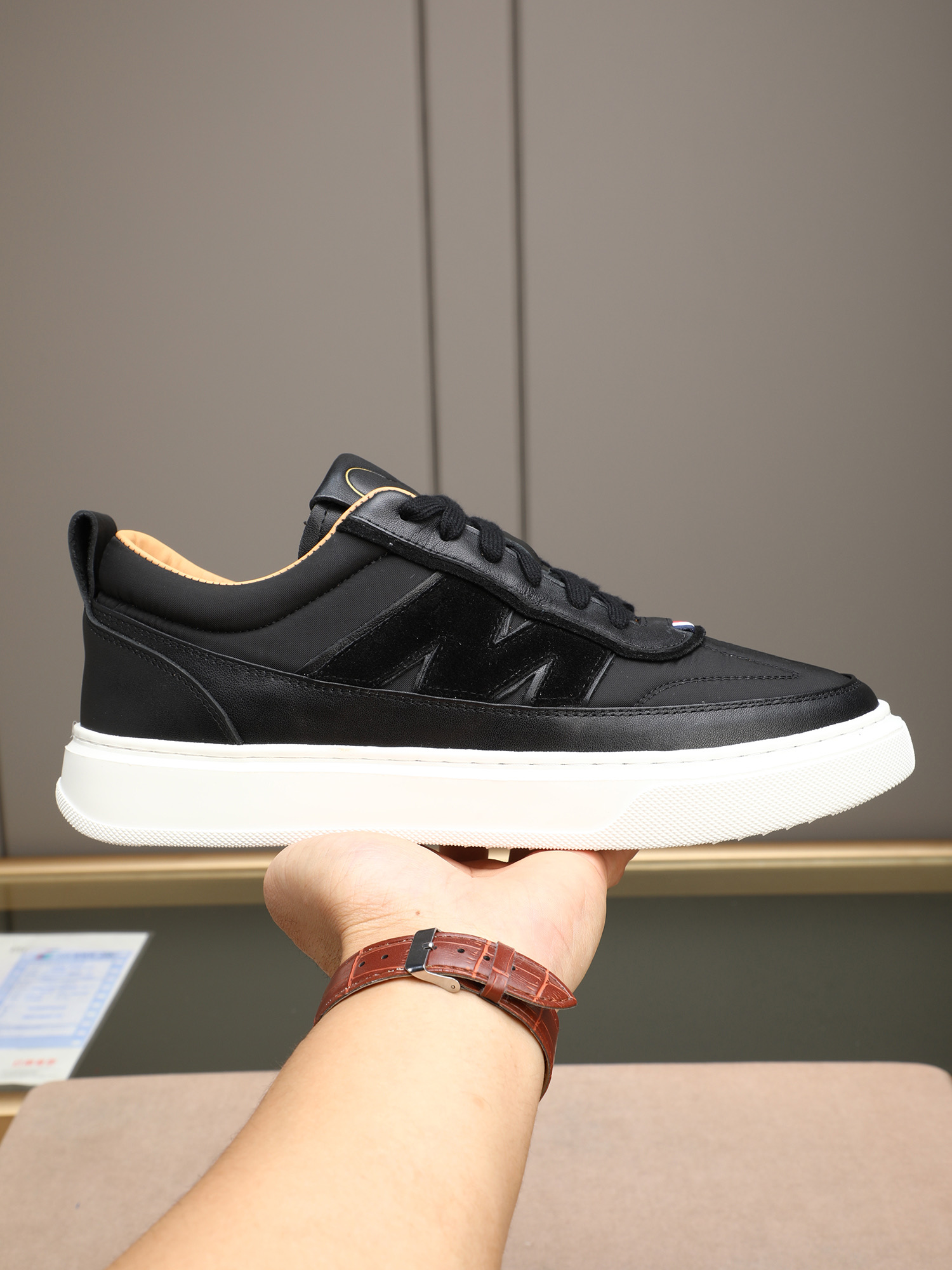 NO:639919,P Mouth Mouth [Available on all major platforms] Shoes usher in the new MONCLER ALTIVE series. The Moncler biscuit shoes have an eye-catching 'M' letter logo on the side, the iconic three-color webbing logo embellishment on the toe, first layer of cowhide, waterproof cloth, cow lining, and cow pad! 压纹徽标可拆卸牛皮鞋垫,舒适透气的一款经典鞋履！  4 colors to choose from!  38-44 (45 customized),,Moncler,cowhide19860909P 蒙口【 各大平台可上】鞋履迎来全新MONCLER ALTIVE 系列.Moncler饼干鞋侧面醒目“M”字母标识,鞋头标志性三色织带徽标点缀,头层牛皮,防水布,牛里,牛垫！压纹徽标可拆卸牛皮鞋垫,舒适透气的一款经典鞋履！4色选！38-44（45定做）,,Moncler,cowhide,Men's shoes