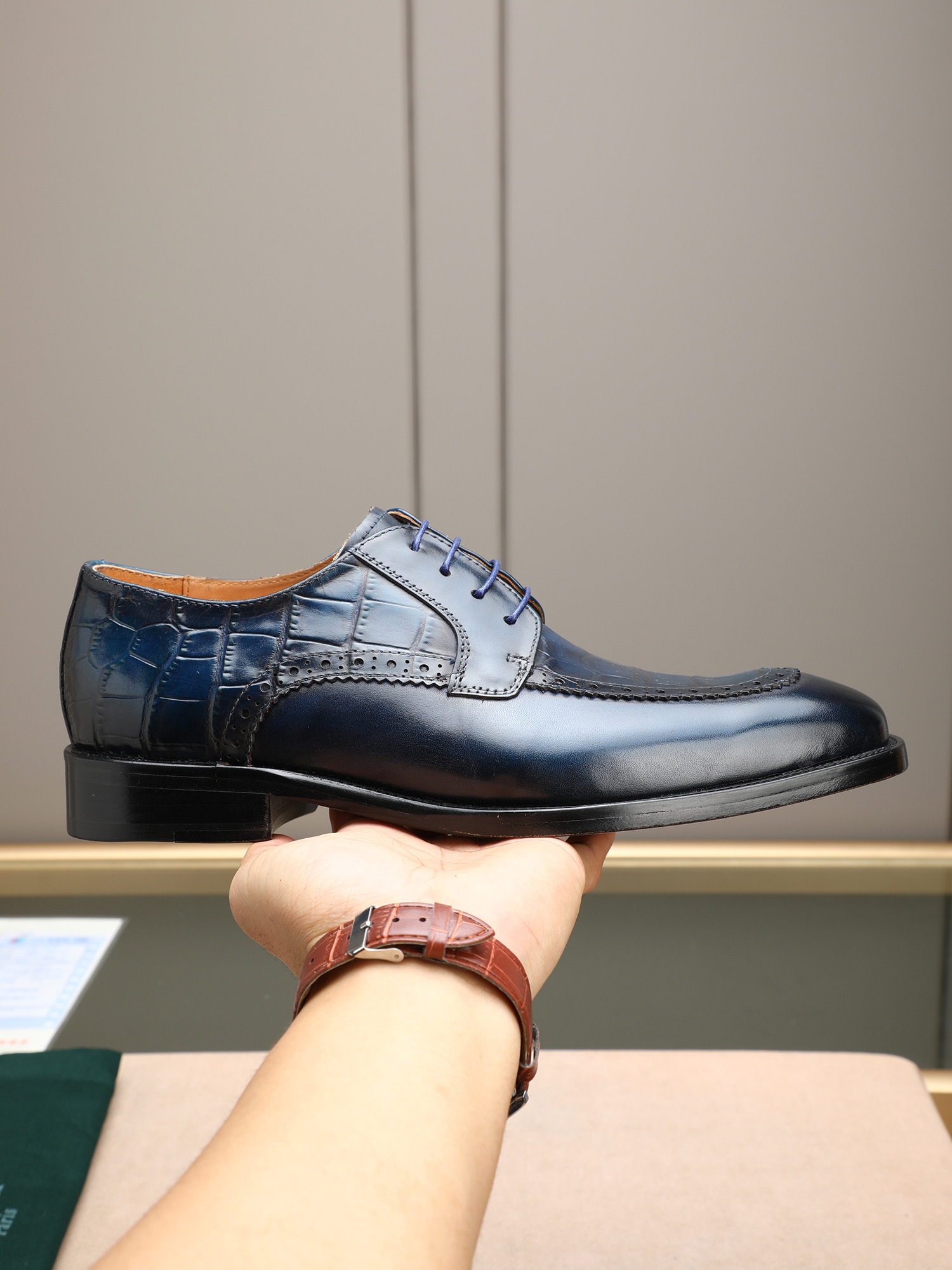 NO:344599,P Berlut* New men's hand-made color-scrubbing formal leather shoes | Selection of high-quality imported calf leather upper | Hand-made color-scrubbing process treatment effect | The upper is decorated with asymmetrical scritto pattern tattoos highlight the details and spiritual inheritance of Berlut* | Semi-godine cold-touch craftsmanship is simple and elegant | The texture of the leather is vividly exquisite | Hand-made color-changing calfskin characteristics | The inner water-dyed calf leather Italian leather outsole heel is added with rubber bottom to prevent slippage | Paired with original private mold badge shoehorn | Original customized packaging and sale Size39-44 (38.45.46 custom) [can only be replaced, not returned], cowhide, Leather soles19860909P Berlut* 布鲁提新款男士手工擦色正装皮鞋｜甄选优质进口小牛皮鞋面｜手工擦色工艺处理效果｜鞋面饰以不对称 scritto 图纹刺青彰显着Berlut* 的细节与精神传承｜半固特异冷粘工艺古朴大气｜将皮料质感展现得淋漓精致｜手工改色擦色特色｜内里水染小牛皮 意大利真皮大底后跟加入橡胶底片防滑效果极好｜搭配原版私模徽章鞋拔｜原版定制包装发售 Size39-44（38.45.46定做）【只可换,不可退】,,cowhide,Leather soles,Men's shoes