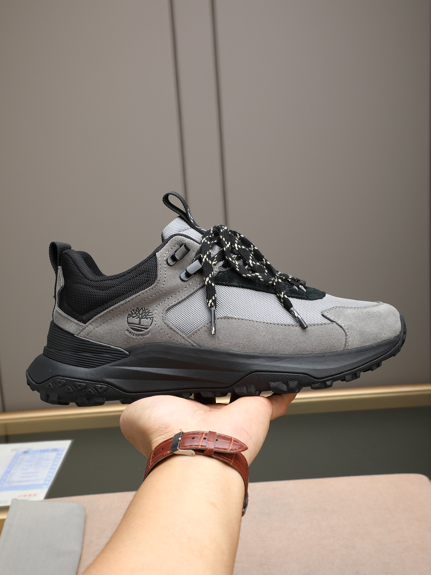 NO:555761,P New Timberland low-top outdoor casual shoes. Super best-selling model over the years. Original box and original packaging. Equipped with anti-odor and anti-corrosion high-elastic insole to give you a perfect wearing experience. The quality is exquisite and durable. It is a must-have for handsome men. It is designed to treat those who are not handsome. The high-quality foot feels first-class!  Size: 39 40 41 42 43 44 (38 45 customized),19860909P 新款Timberland天伯伦 低帮户外休闲鞋 历年超级热销款 原盒原包装 搭配防臭防腐高弹力鞋垫,给您完美的穿着体验,质量考究耐穿,型男必备,专治不帅,高品质脚感一流！ 尺码: 39 40 41 42 43 44(38 45定做),,Men's shoes