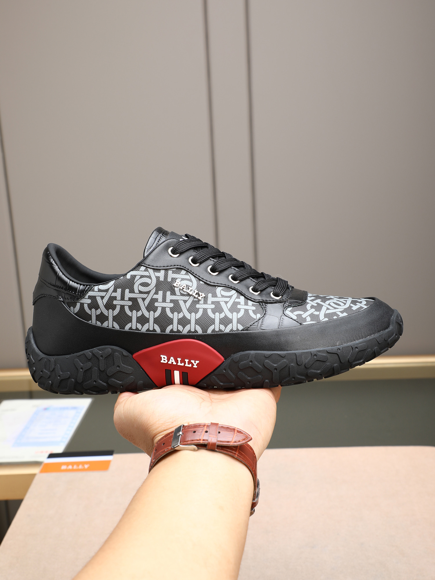 NO:346201,P BALLY/Bali's new casual shoes are made of calfskin splicing, combining elegant style and innovative design. The brand logo on the outer sole is full of modern style, and the tongue is decorated with brand letter logo, which all explains the brand style!  Sheep, private mold rubber sole!  The feet are soft, light, comfortable and durable!  With original box packaging dust bag!  4 colors to choose!  38-44 (45 customized),,bally,cowhide19860909P BALLY/巴利新款休闲鞋,采用小牛皮拼接打造,糅合优雅风范与创新设计.大底外侧品牌Logo标志,摩登风范十足,鞋舌饰有品牌字母徽标,无不阐释品牌格调！羊里,私模橡胶大底！上脚柔软轻便舒适耐看！配原盒包装防尘袋！4色选！38-44（45定做）,,bally,cowhide,Men's shoes