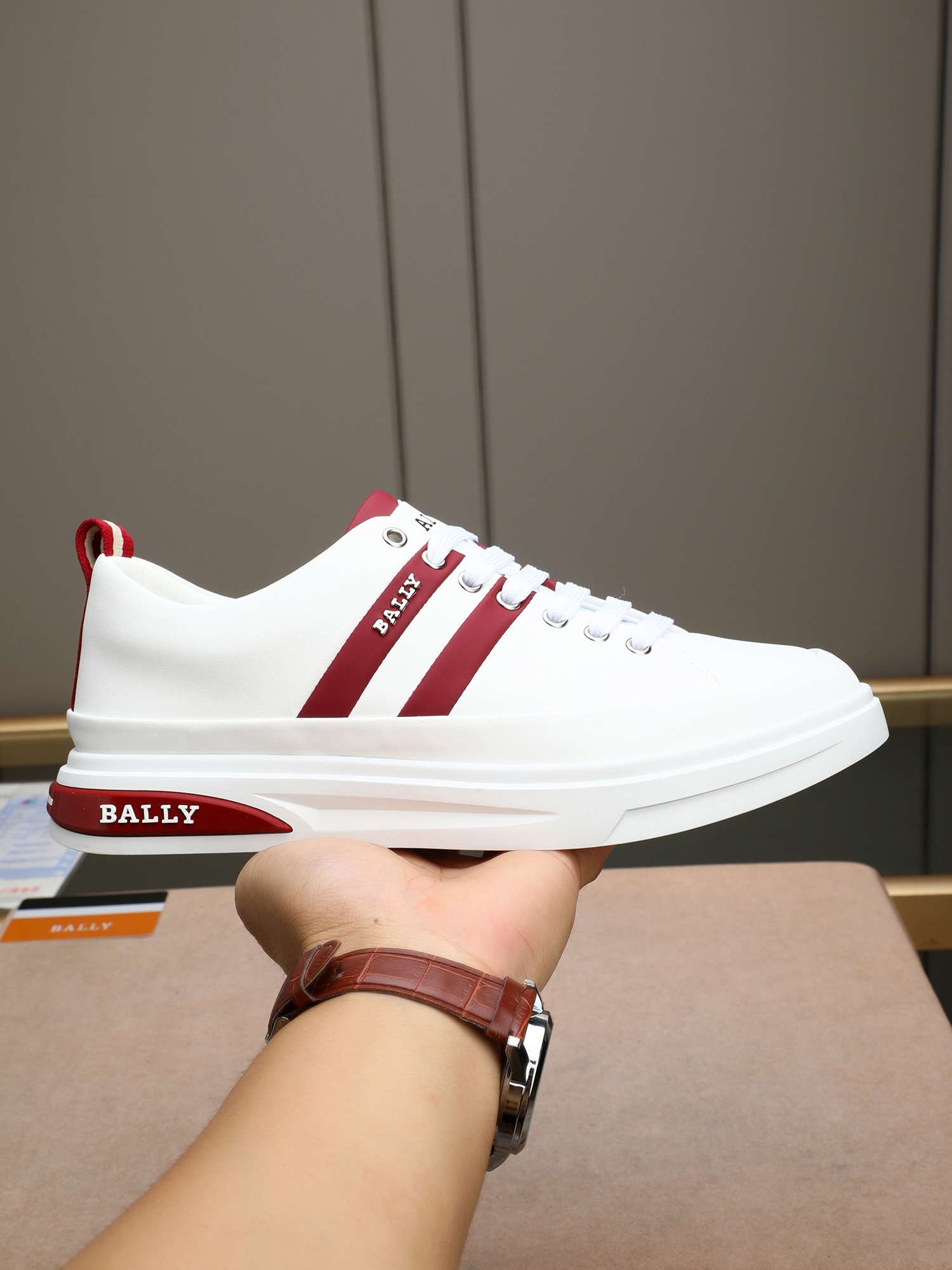 NO:346214,P BALLY/Bali's new casual shoes are made of calfskin splicing, combining elegant style and innovative design. Both sides are decorated with B-family logos and 