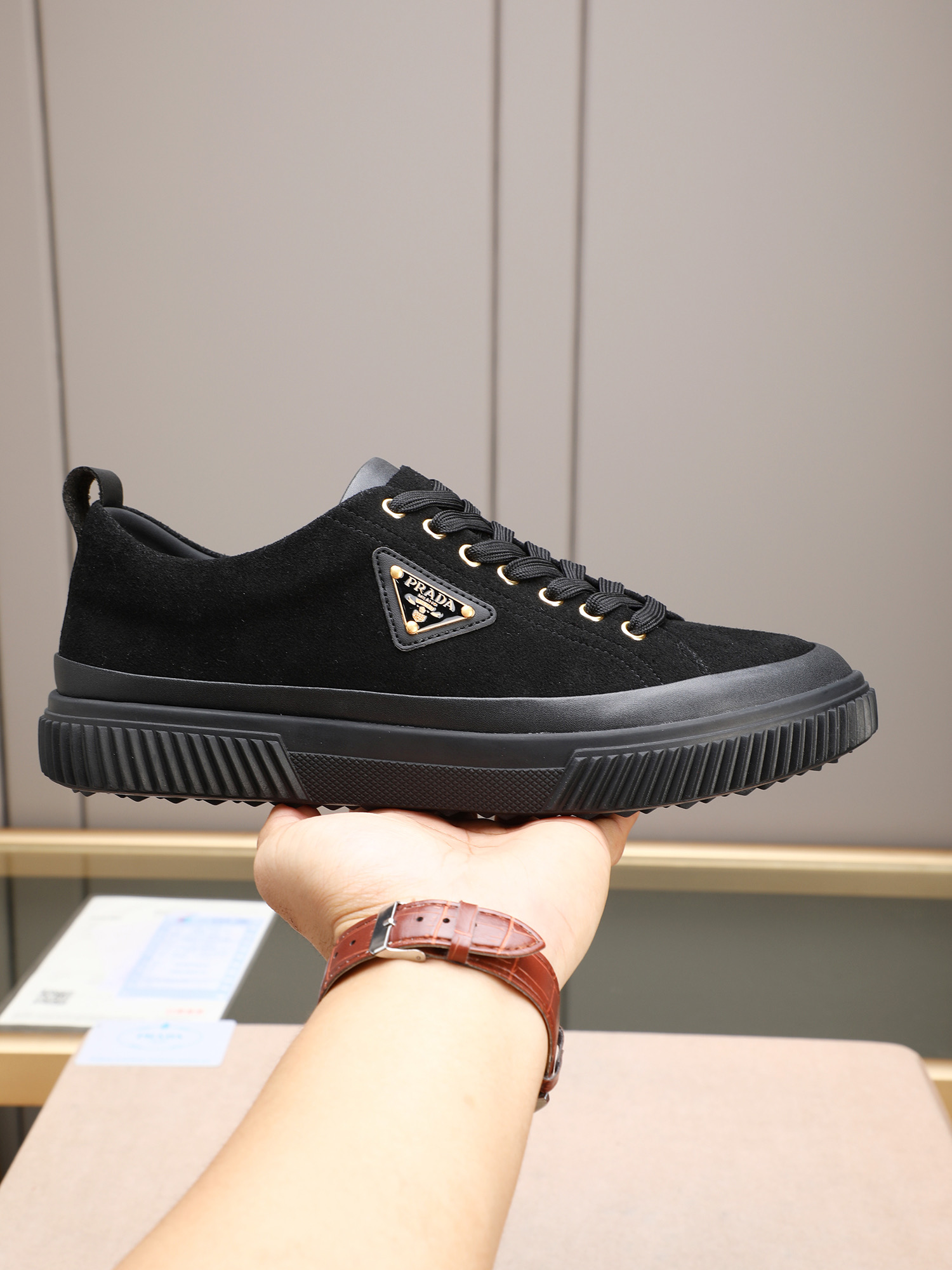 NO:744971,P Prad* Prada's new men's casual shoes, these casual and versatile shoes are made of top-grain cowhide, with a rubber outsole that feels very comfortable on the foot. It uses soft and simple lines to outline a sporty silhouette. The sole is light and stable, and the tongue has an iconic logo, which shows its unique charm. Size 38-44 (customized in 45) in multiple colors!  ,,prada,prada,cowhide19860909P Prad*普拉达新品男士休闲鞋,这款休闲百搭,选用头层牛皮打造,橡胶大底,脚感非常舒适,运用柔和简洁的线条勾勒出运动风廓形.鞋底轻盈而稳固,鞋舌带有标志性Logo,效果彰显别具一格的魅力.size38-44（45定制）多色选！,,prada,prada,cowhide,Men's shoes