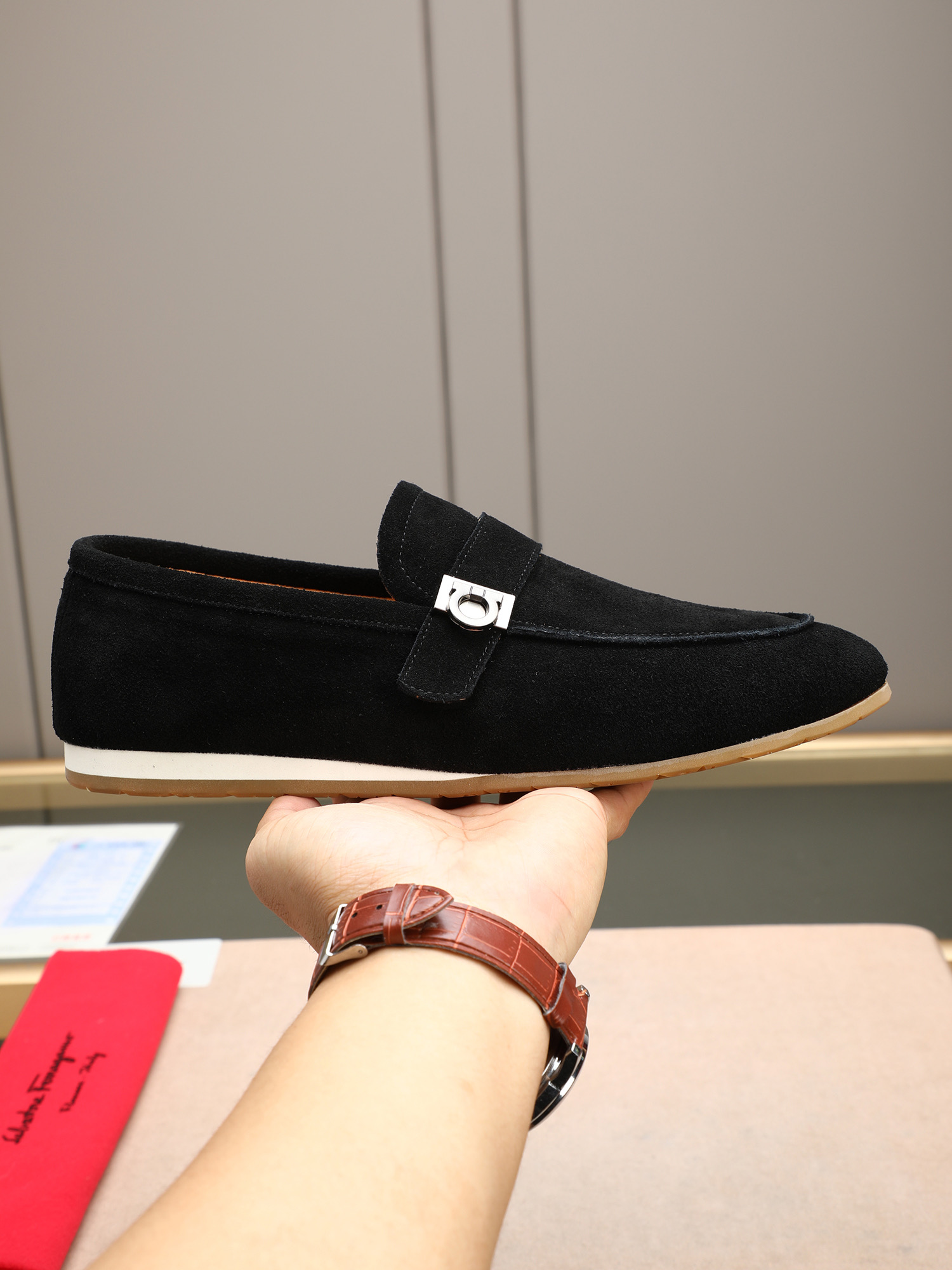 NO:639909,P Ferragam Ferragamo's new model, the fabric is made of fully imported top-layer frosted cowhide, with visible texture, heavy-duty stitching, dyed calfskin inside, standard logo cowhide feet, big-name experience, soft and comfortable on the feet, a men's favorite, special non-slip and wear-resistant rubber soles, easy to control various occasions, Size38-44 (45 custom-made),,ferragamo,ferragamo,cowhide19860909P Ferragam菲拉格慕新款,面料采用全进口头层磨砂牛皮,看得见的质感,重工车线,内里本染小牛皮,标配logo牛皮垫脚,大牌体验,上脚柔软舒适,男士臻享,专用防滑耐磨橡胶鞋底,轻松驾驭各种场合, Size38-44（45定做）,,ferragamo,ferragamo,cowhide,Men's shoes