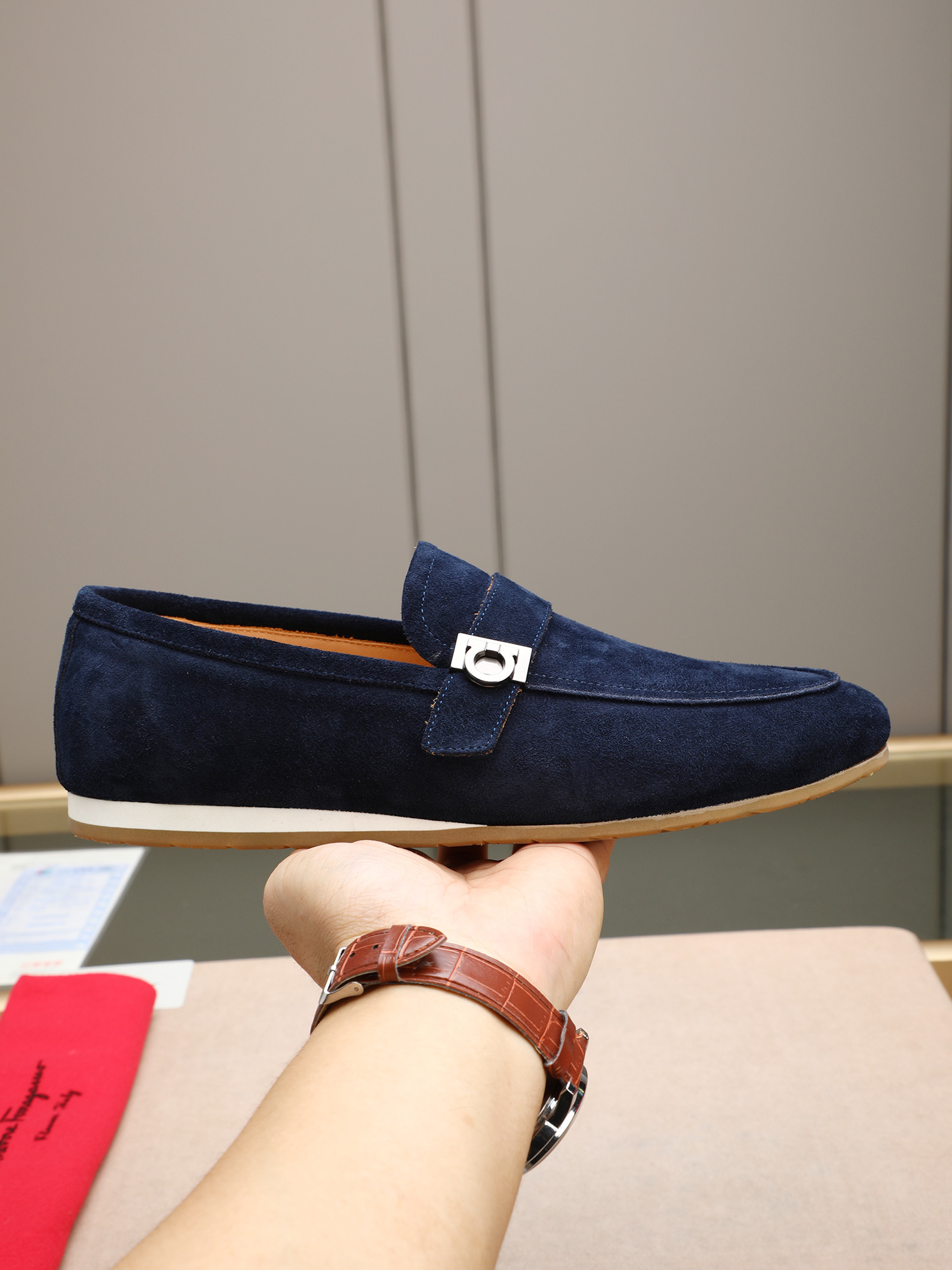 NO:639911,P Ferragam Ferragamo's new fabric is made of fully imported first-layer frosted cowhide, with visible texture, heavy-duty stitching, dyed calfskin inside, standard logo cowhide feet, big-name experience, soft and comfortable on the feet, a men's favorite, special non-slip and wear-resistant rubber soles, easy to control various occasions, Size38-44 (45 custom-made),,ferragamo,ferragamo,cowhide19860909P Ferragam菲拉格慕新款面料采用全进口头层磨砂牛皮,看得见的质感,重工车线,内里本染小牛皮,标配logo牛皮垫脚,大牌体验,上脚柔软舒适,男士臻享,专用防滑耐磨橡胶鞋底,轻松驾驭各种场合, Size38-44（45定做）,,ferragamo,ferragamo,cowhide,Men's shoes