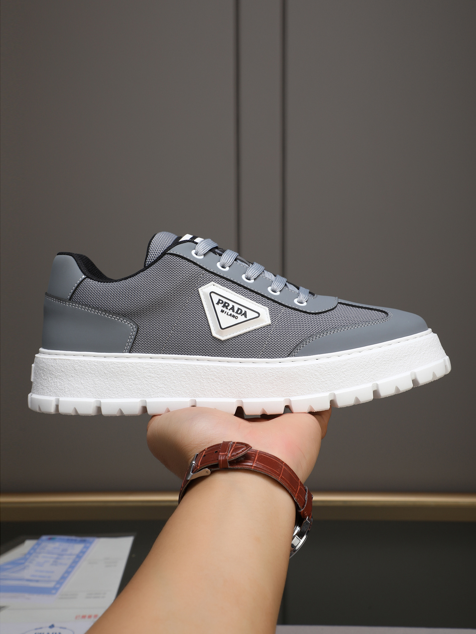 NO:352901,P Prada/Prada Men's new casual shoes. The upper of this sneaker uses imported calfskin spliced ​​breathable mesh, breathable mesh inner lining. The foot pad sheepskin is used. The sole uses anti-slip sports exclusive rubber sole with logo. It has a good feeling for the feet and is a fashionable and fashionable item!  Size38-44 (45 custom made), prada, prada, sneakers, cowhide, sheepskin19860909P Prada/普拉达 男士新款休闲鞋,这款运动鞋鞋面采用进口小牛皮拼接透气网面,透气网面内里.垫脚羊皮,大底采用防滑运动专属带logo橡胶大底,上脚脚感很好,洋气时髦单品！Size38-44（45定做）,,prada,prada,sneakers,cowhide,sheepskin,Men's shoes
