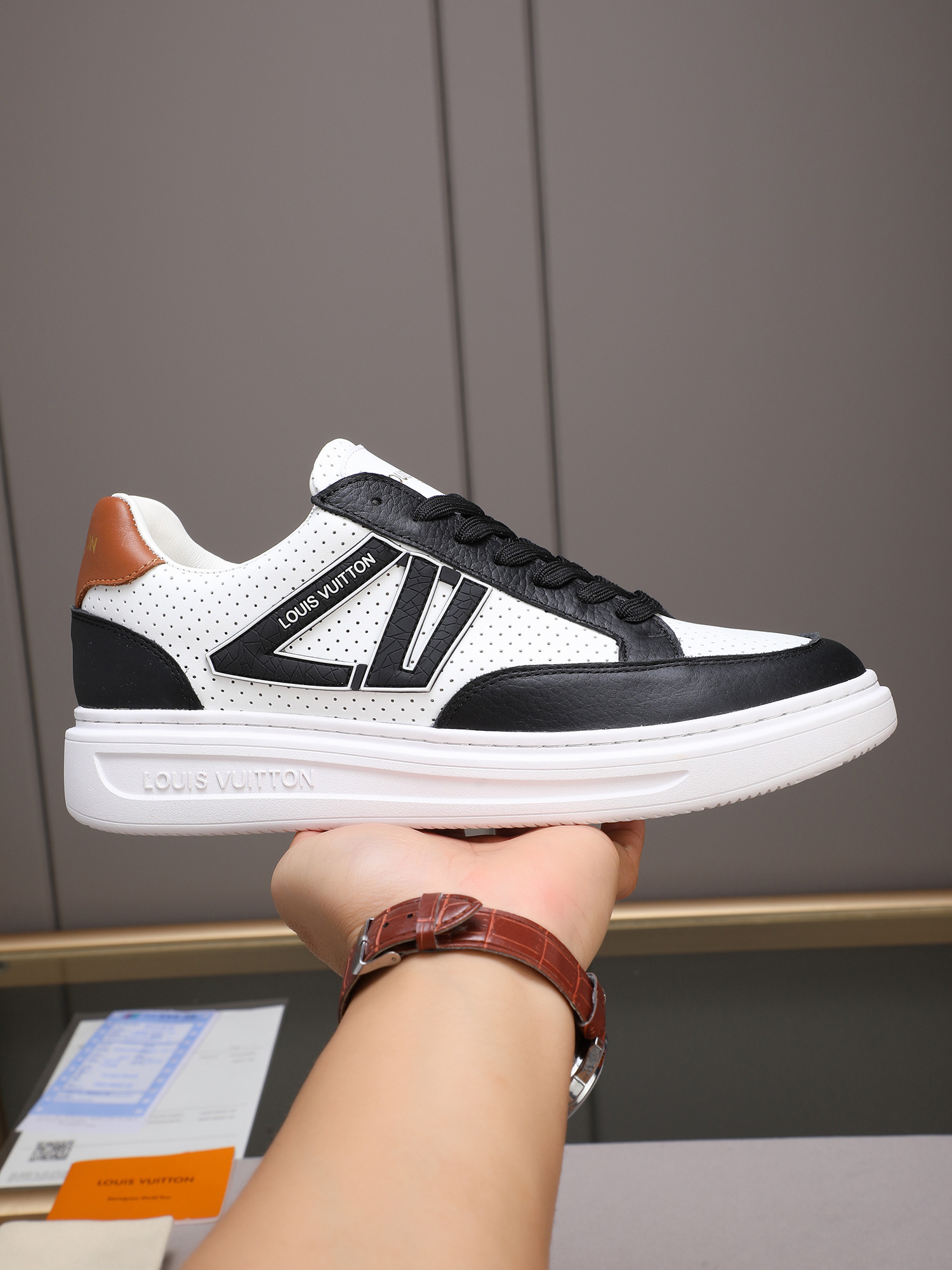 NO:352932,P The main model of the new LOUIS VUITTON in 2025 is available in the new LOUIS VUITTON [Luden Yiwei]————LV upper [Lv] imported cowhide embossed inner inner imported sheepskin inner non-slip and wear-resistant sole. The identity of each man is set off, and the foot is atmospheric and steady, regardless of wind and rain, and it can withstand the verification of time.———————————————————————————————————————————————————————————————————————————————————————————————————————————————————————————————————————————————————————————————————————————————————————————————————————————————————————————————————————————————————————————————————————————————————————————————————————————————————————————————————————————————————————————————————————————————————————————————————————19860909P 主推款2025上新LOUIS VUITTON【路登易威】———LV鞋面【Lv】进口头层牛皮压花内里进口羊皮内里 防滑耐磨大底.每一位男士的身份衬托,上脚大气稳重不管风吹雨打鞋楦不变,经得起时间的验证.———码数38—44（45可定做）,,louis vuitton,louis vuitton,cowhide,sheepskin,Men's shoes