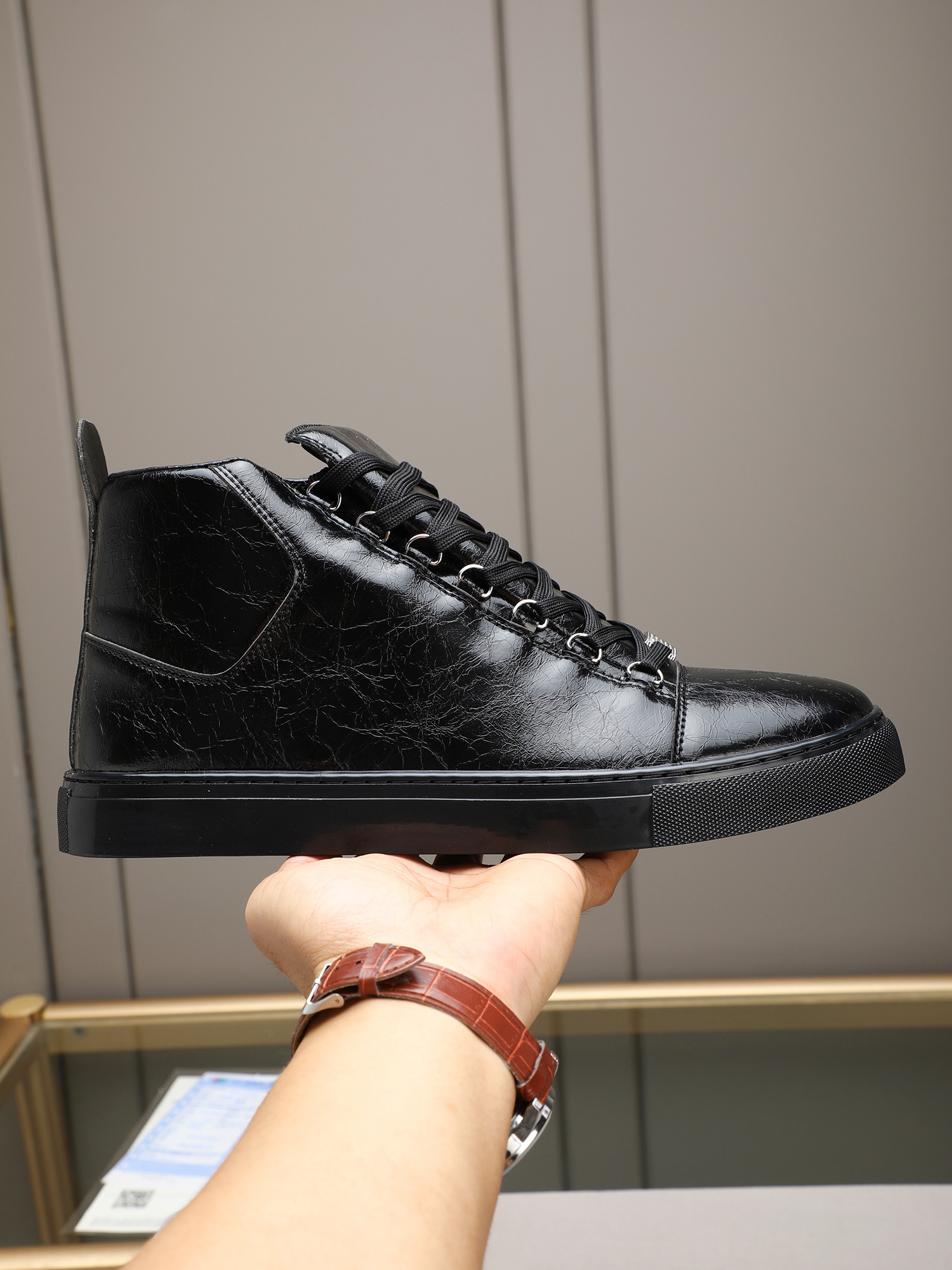 NO:357270,P Gaobang Balenciaga BAIENCIAGA classic model!  Imported original Italian wrinkled butter leather imported sheepskin inner lining, old high-quality, non-rust copper fastener, guilloche metal sign on the front, high-end TPU high-gloss large bottom, original single quality, brand new leather, last, various excellence 38-44 (45 56 customized),,balenciaga,sheepskin19860909P 高帮巴黎世家BAIENCIAGA经典款！进口原版意大利皱裂纹牛油皮进口羊皮内里,造旧高质感不生锈铜小扣件,正面点缀扭索状金属标牌,高级TPU高光大底,原单品质,全新皮料,楦型,各种精益求精38-44（45 56定做）,,balenciaga,sheepskin,Men's shoes