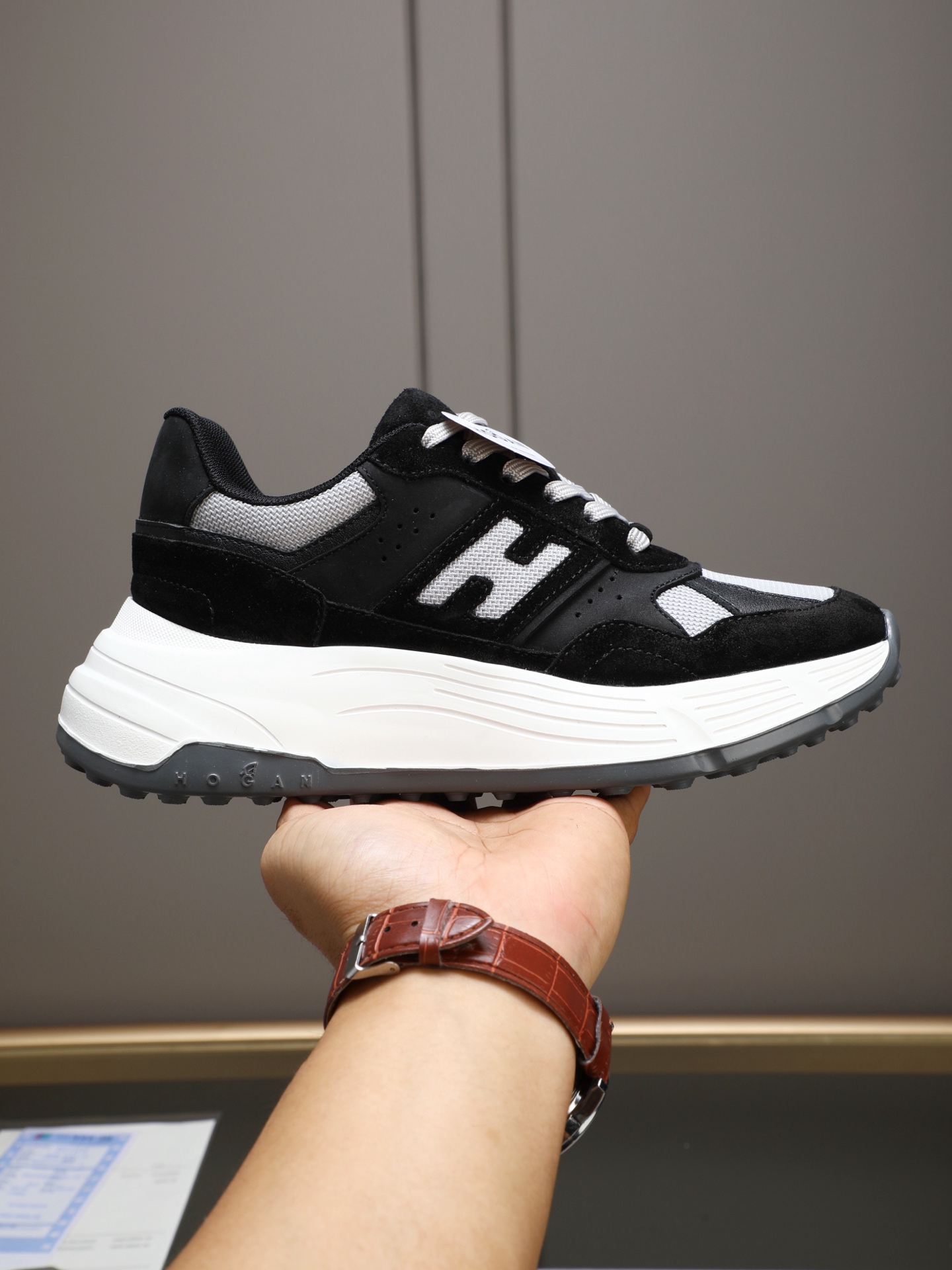 NO:556434,P HOGAN · Hogan's 2025 new model must be reposted H-STRIPES series couples' thick-soled dad shoes airship shoes casual sports shoes. The top version of the original version is purchased for development and production. This H-STRIPES series sports shoes adopt a contrasting color high-elastic thick sole and increased design, which makes the whole shoe full of new vitality, shuttle style and imaginative style, seize the focus of attention, and set off a modern urban trend. The fabric is made of original custom-made imported cowhide material. The inner lining is original cowhide lining.  The sole is made of exclusive molding, ultra-light and high-elastic material, the sole thickness is about 4.5cm, and the size is women's 36-44, (35/45 is custom-made, non-returnable and non-exchangeable),,hogan,sneakers,cowhide19860909P HOGAN·霍根 2025新款转图必爆 H-STRIPES系列情侣款厚底老爹鞋飞艇鞋休闲运动鞋. 顶级版本原版购入开发做货 此款H-STRIPES系列运动鞋采用撞色高弹厚底增高设计,令整鞋焕发新意活力,穿梭型格畅想,抢占视线焦点,再掀现代感都市风潮. 面料原版定制进口牛皮材质 内里原版牛皮里 鞋底独家开模超轻高弹材质 底厚约4.5cm 码数女36-44,（35/45定做不退不换）,,hogan,sneakers,cowhide,Men's shoes